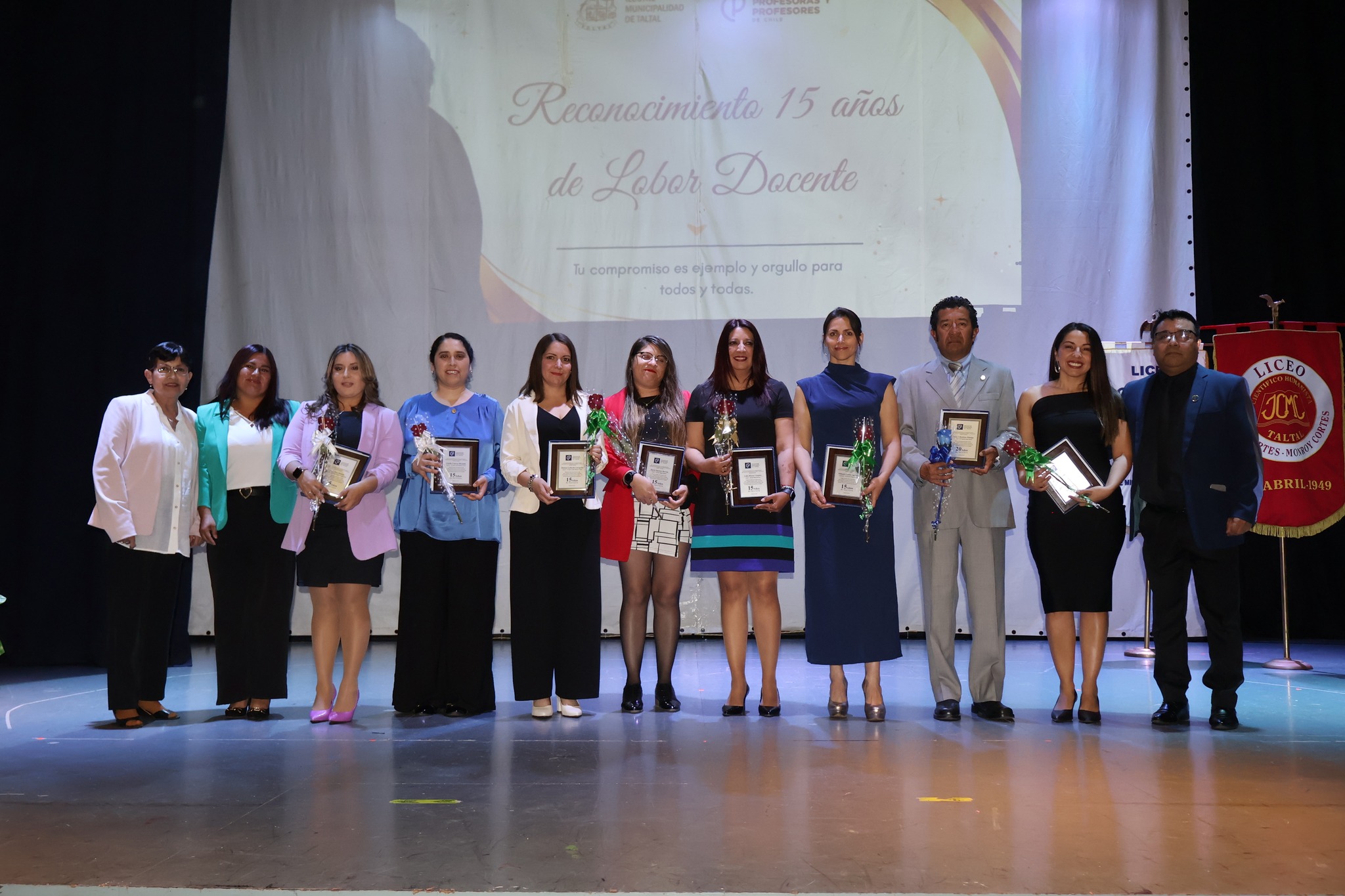 Profesores y profesoras reciben distinción por 15 años de labor educativa en la comuna de Taltal.