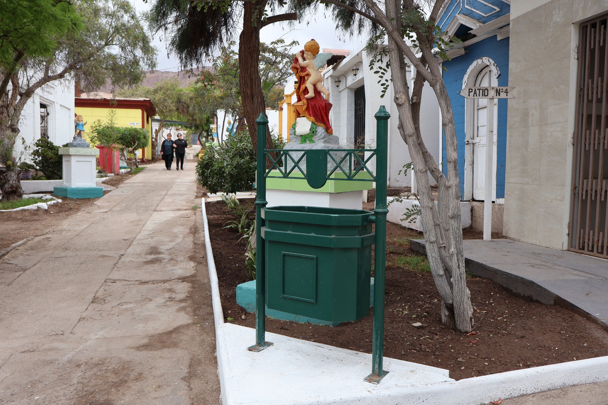 Detalle de esculturas restauradas y senderos del Patio N°4 en el Cementerio Municipal de Taltal, previo al Día de Todos los Santos.