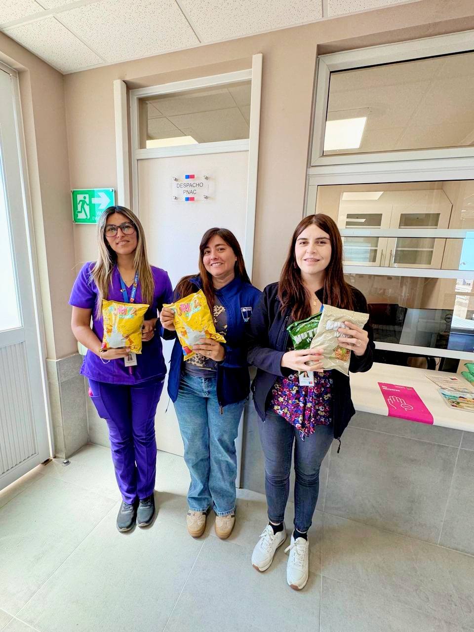 Vecinos y niños observan a los perritos en adopción junto al equipo de la Oficina de Bienestar Animal durante la jornada en la Plaza Prat de Taltal.