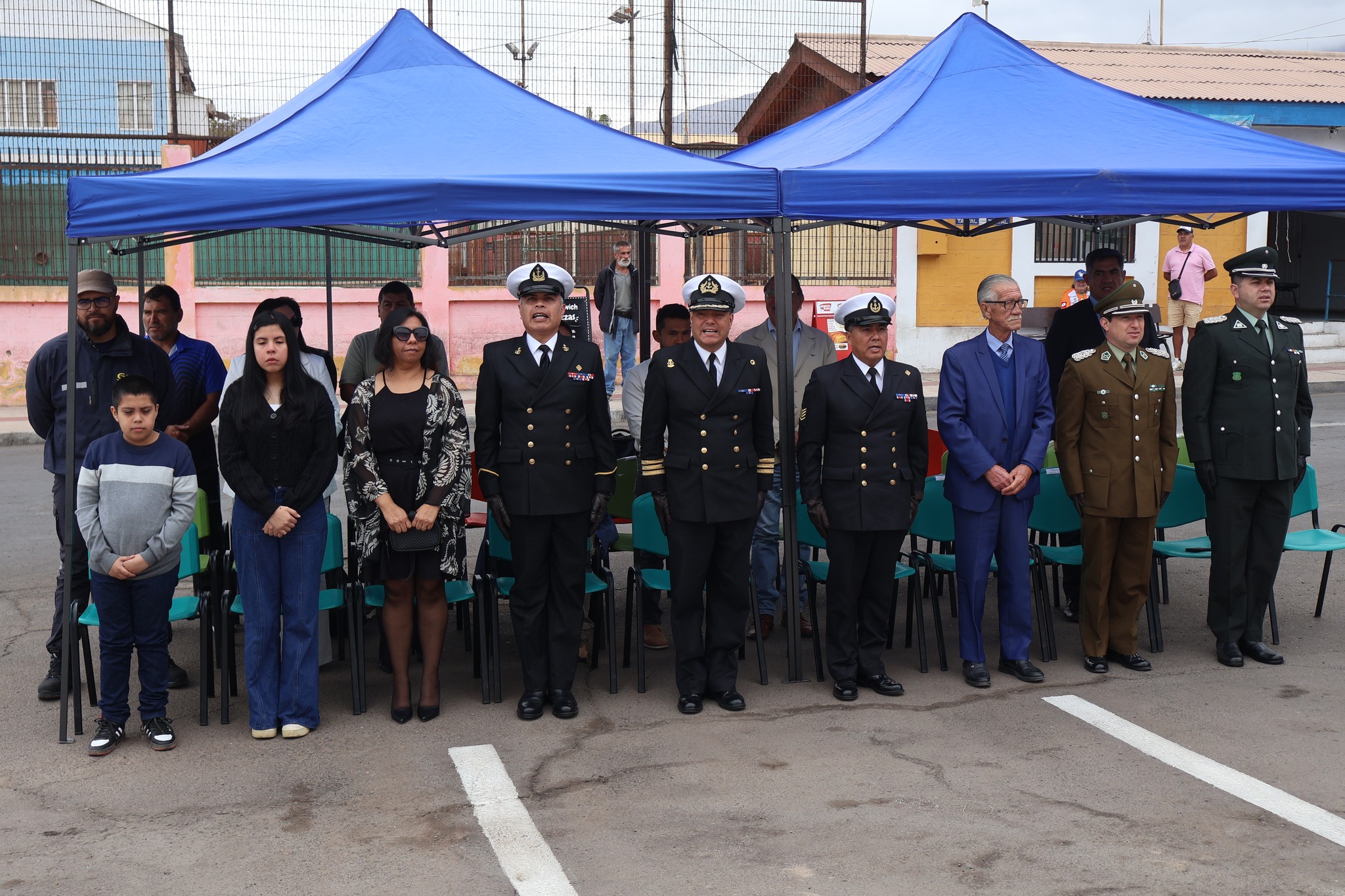 Autoridades comunales, marítimas y policiales participan en la ceremonia de cambio de mando realizada frente a la Capitanía de Puerto de Taltal.