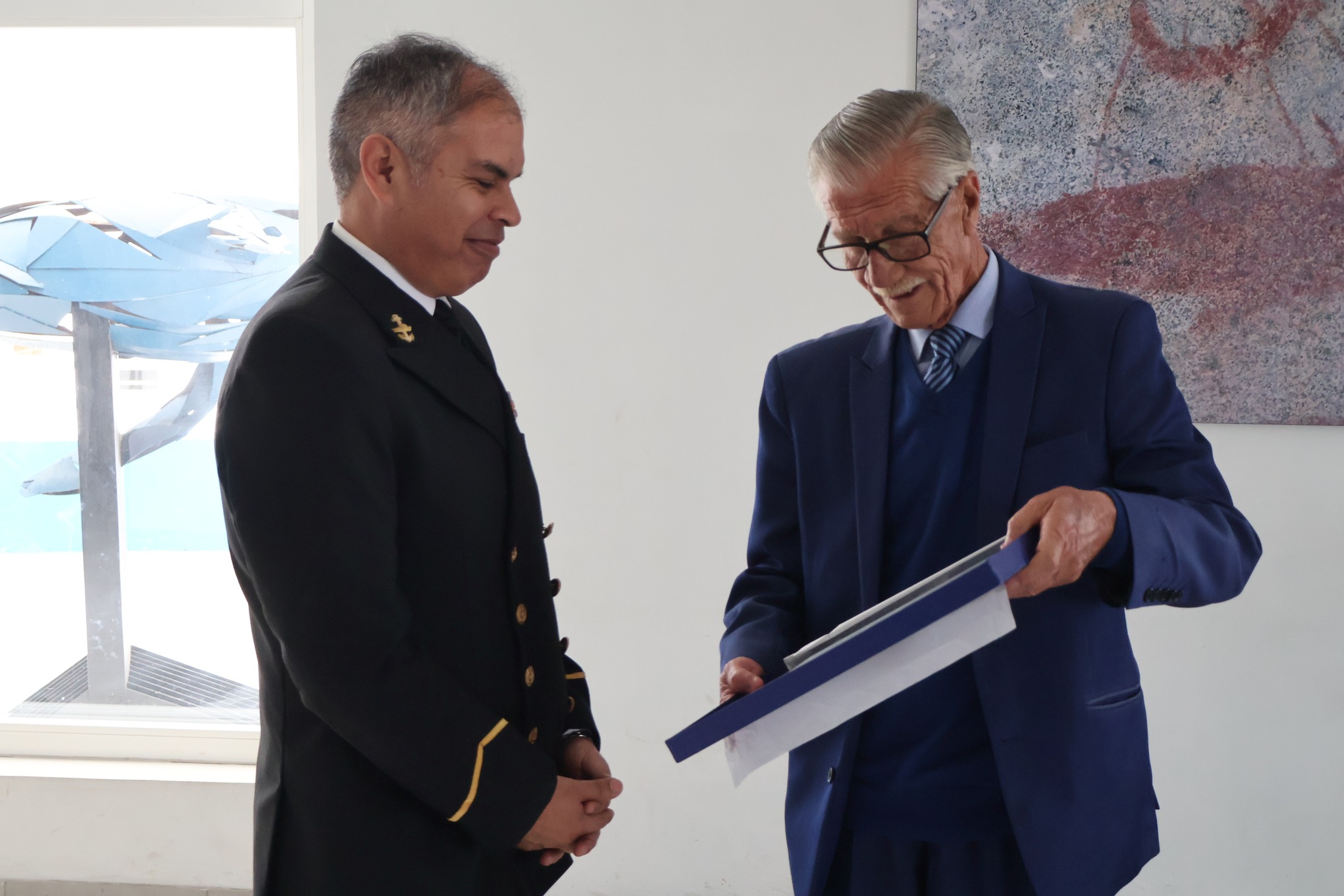 El alcalde de Taltal, Mario Acuña Villalobos, entrega un reconocimiento al Suboficial Mayor Roberto Díaz Flores por su labor y compromiso con la comunidad taltalina.