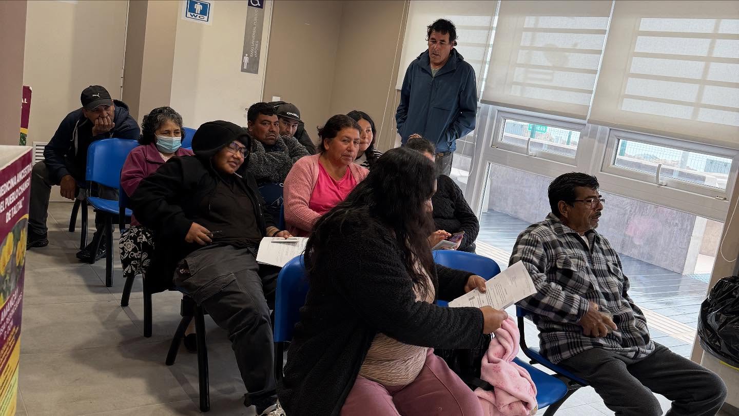 Vecinos de Paposo asisten a charla educativa en la posta rural sobre alimentación y salud preventiva.
