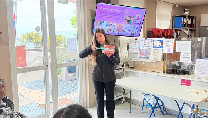 Dentista Francisca Barros enseña técnica de cepillado durante taller de salud bucal en la Posta Rural de Paposo.