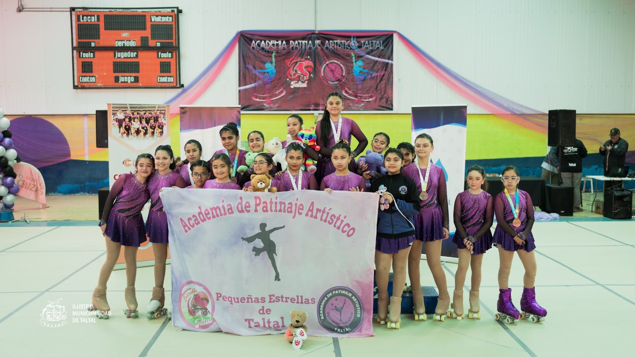 Academia de Patinaje Artístico “Pequeñas Estrellas de Taltal” celebra sus medallas en el Tercer Torneo Ranking de Patinaje Artístico 2025, realizado en el Estadio Techado de Taltal.