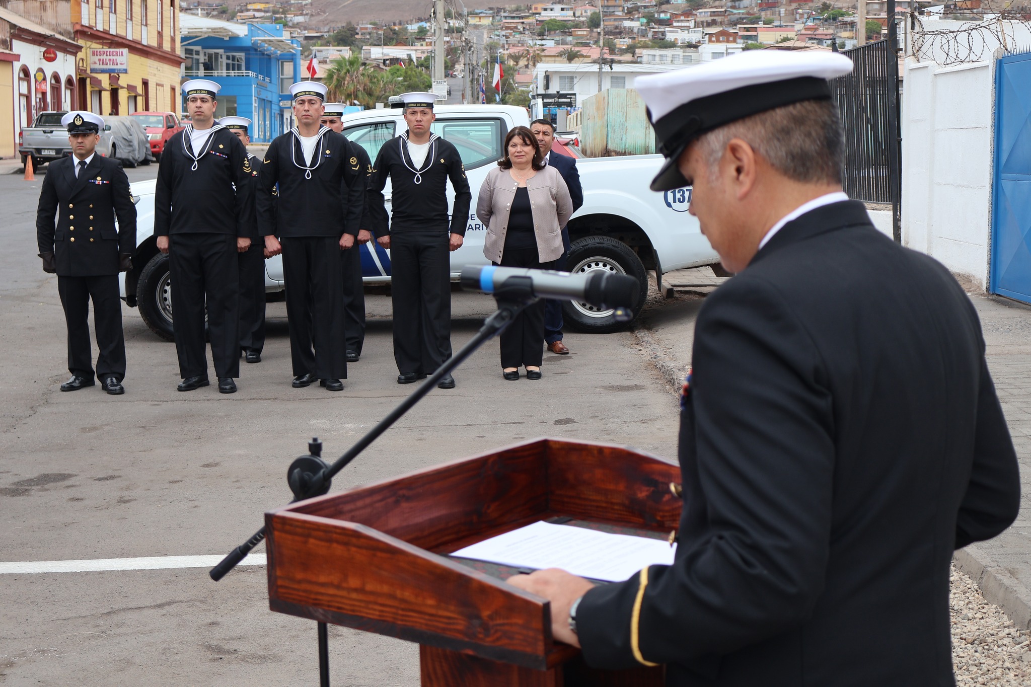 El Suboficial Mayor Roberto Díaz Flores se dirige a los presentes en su discurso de despedida durante la ceremonia de cambio de mando.