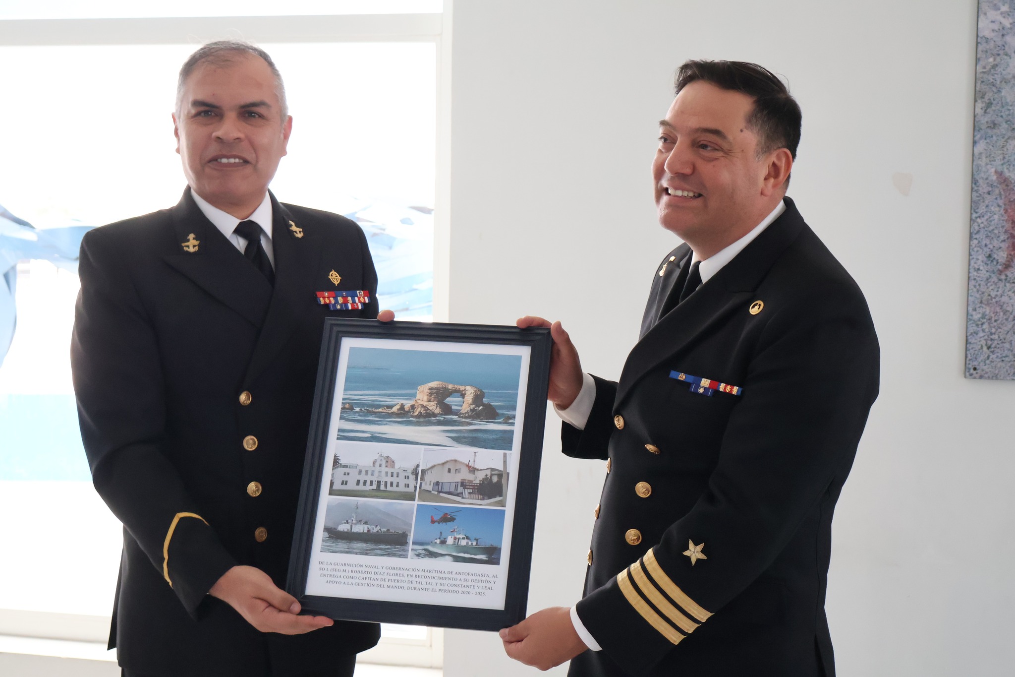 El Suboficial Mayor Litoral Roberto Díaz Flores recibe un reconocimiento por su destacada trayectoria durante la ceremonia de cambio de mando en la Capitanía de Puerto de Taltal.