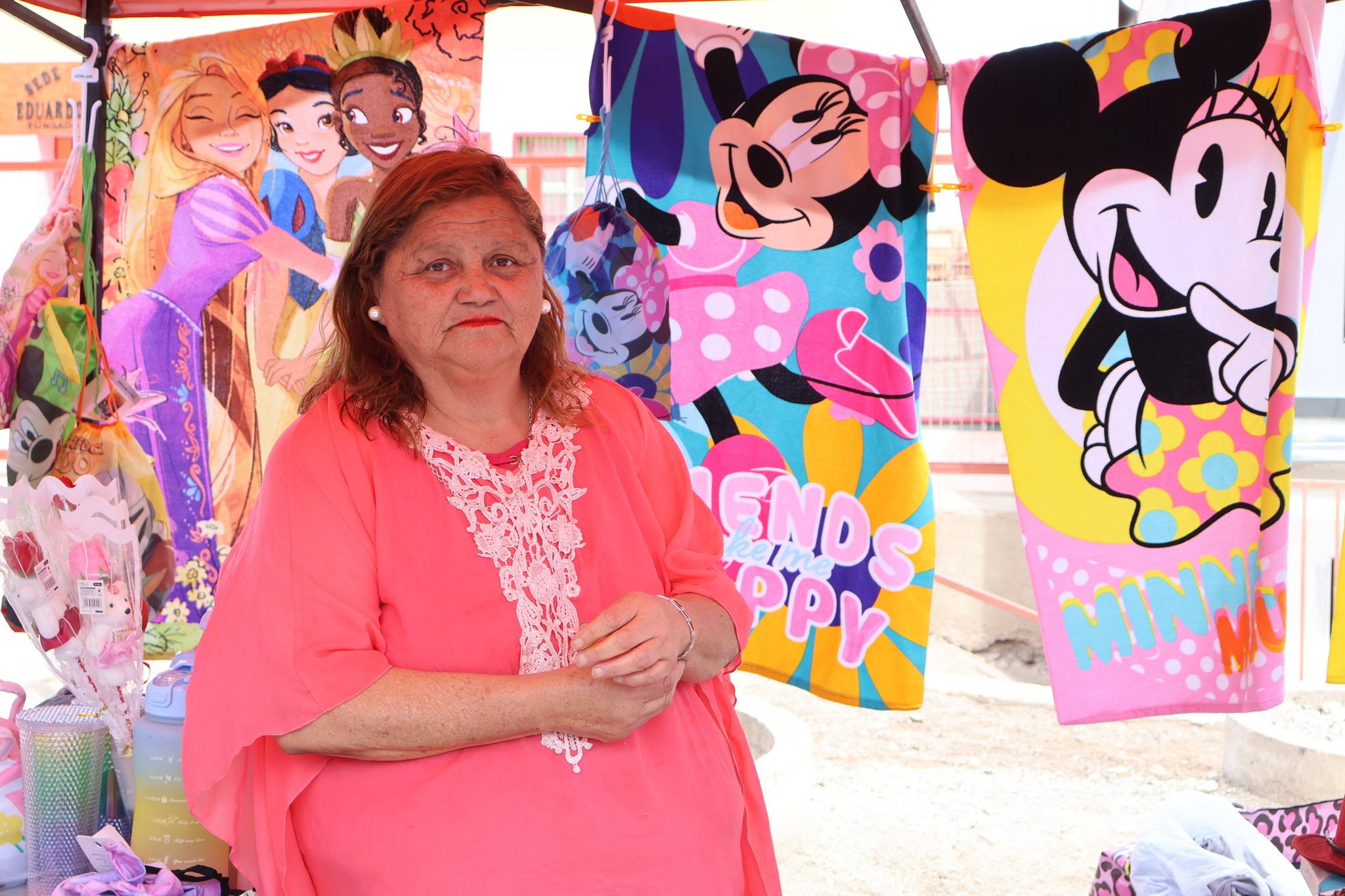 Emprendedora presenta artículos del hogar y productos infantiles durante la feria local en Taltal.