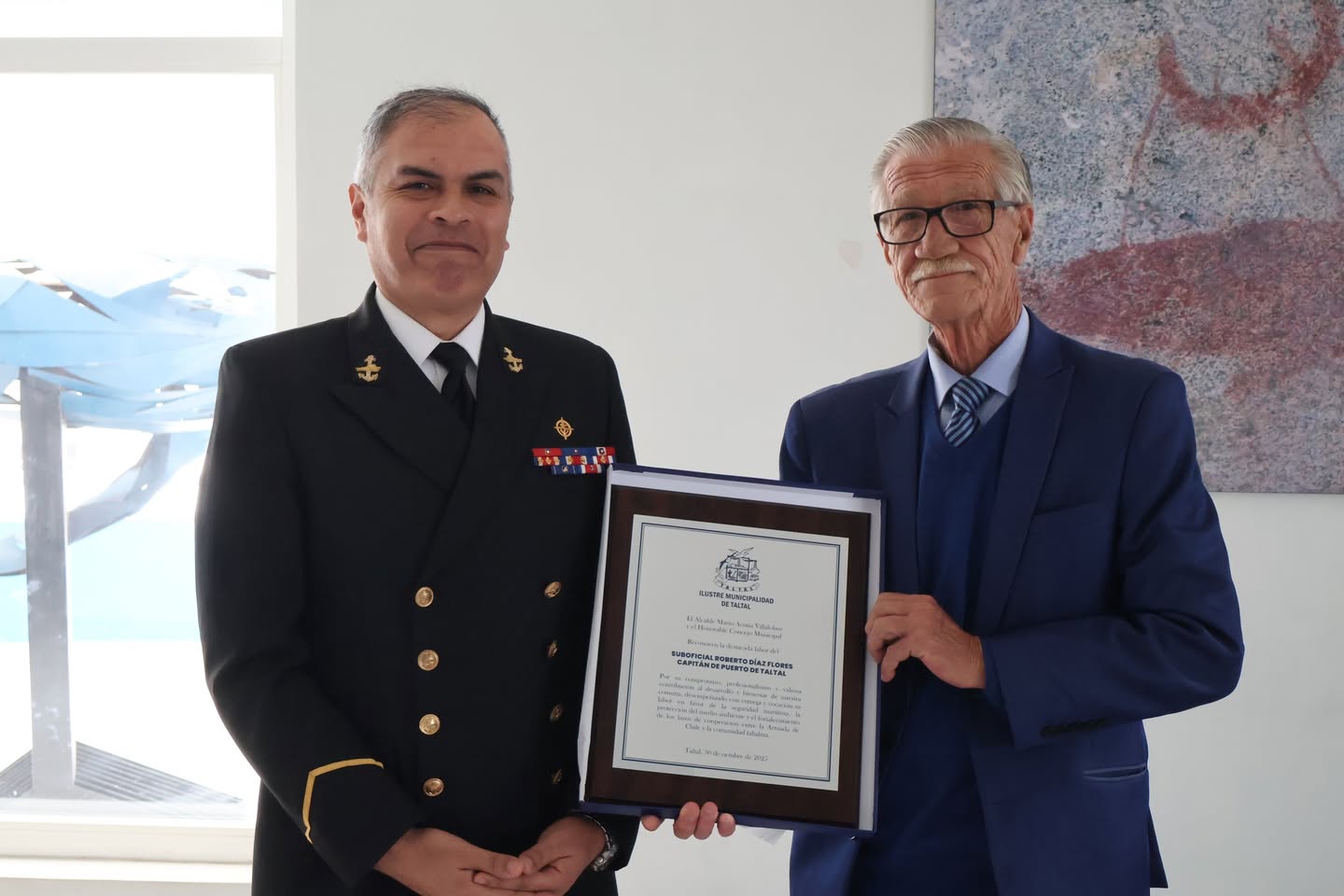 El Suboficial Mayor Roberto Díaz Flores realiza un saludo protocolar junto al alcalde Mario Acuña durante la ceremonia de entrega de mando en Taltal.