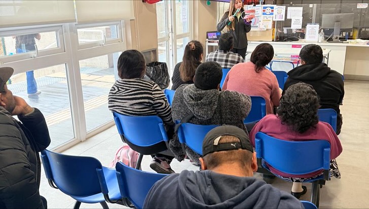 Vecinos y vecinas de Paposo participan atentos en el taller de salud bucal organizado por el equipo de salud local.