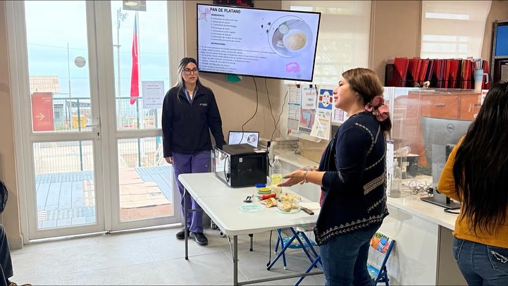 Taller de cocina saludable realizado en la Posta de Paposo, con la receta de pan de plátano como ejemplo nutritivo.