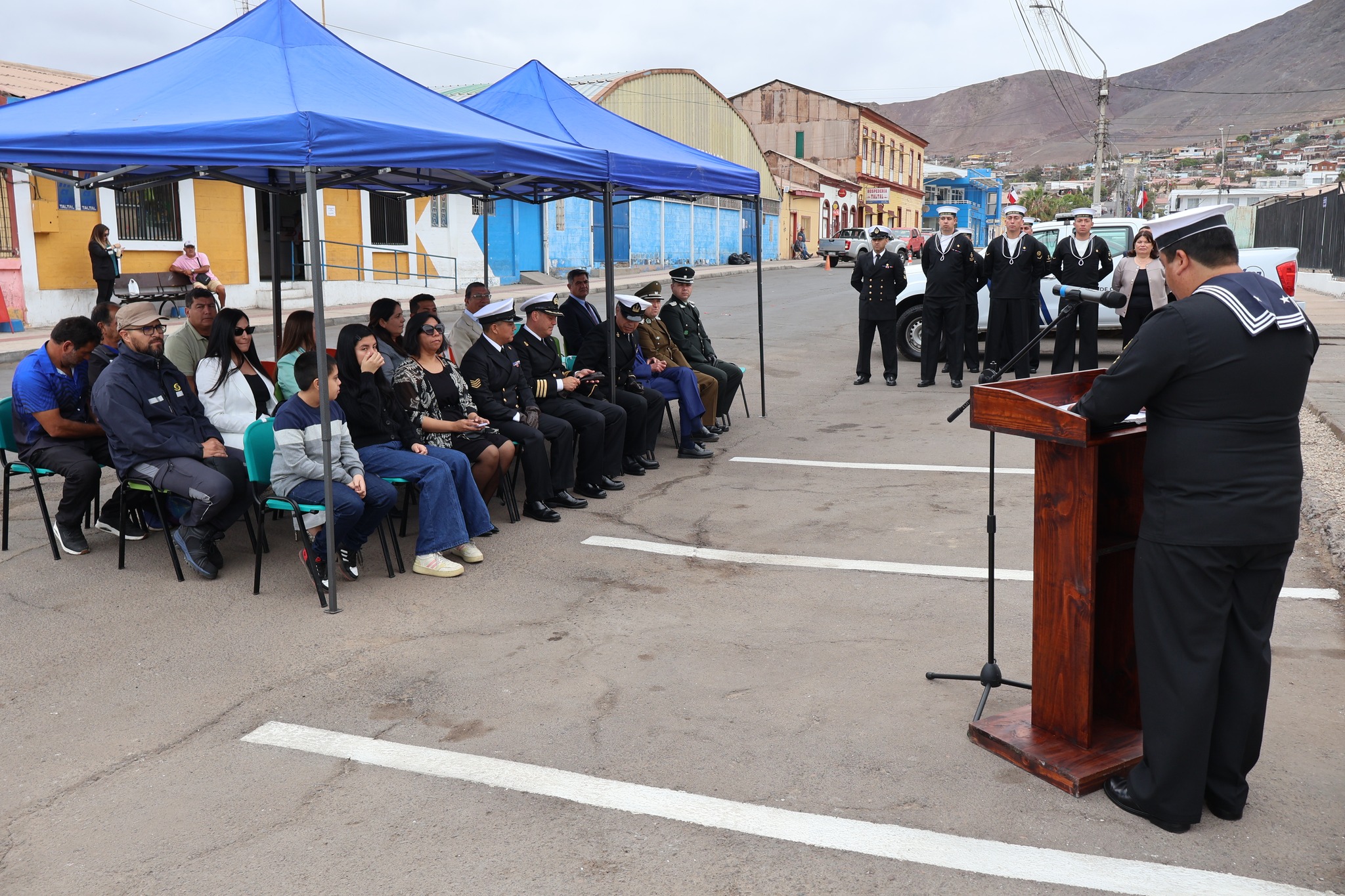 Familiares, autoridades locales y vecinos de Taltal asisten a la ceremonia de cambio de mando de la Capitanía de Puerto.