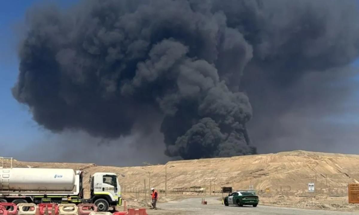 Estudiantes y vecinos de Taltal participando en la jornada de limpieza de playas 2025, organizada por la municipalidad junto a instituciones públicas y privadas.
