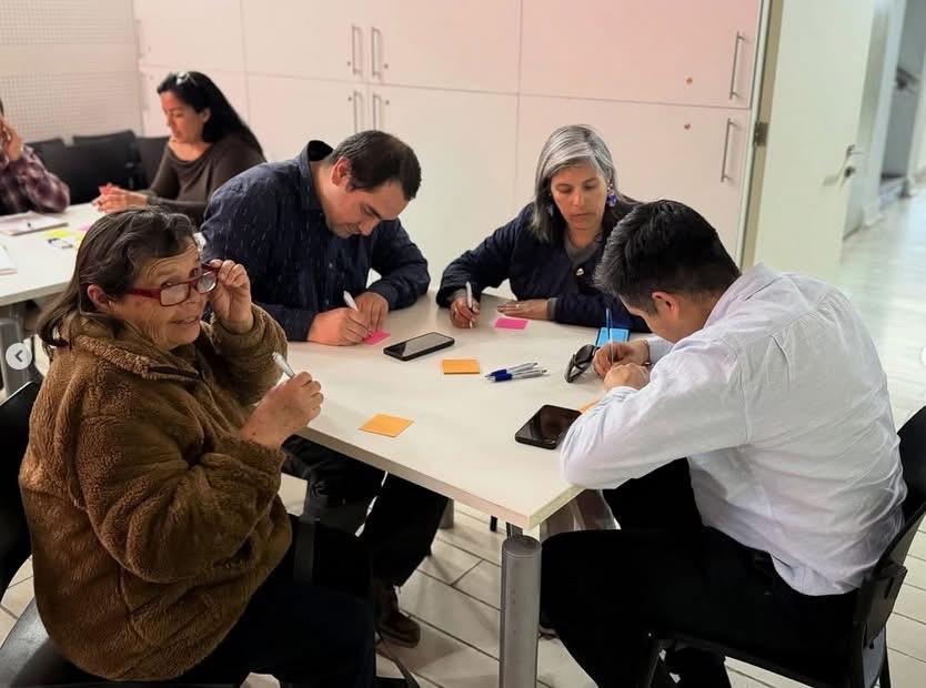 Vecinos y emprendedores de Taltal desarrollan trabajo grupal durante el taller de planificación turística.
