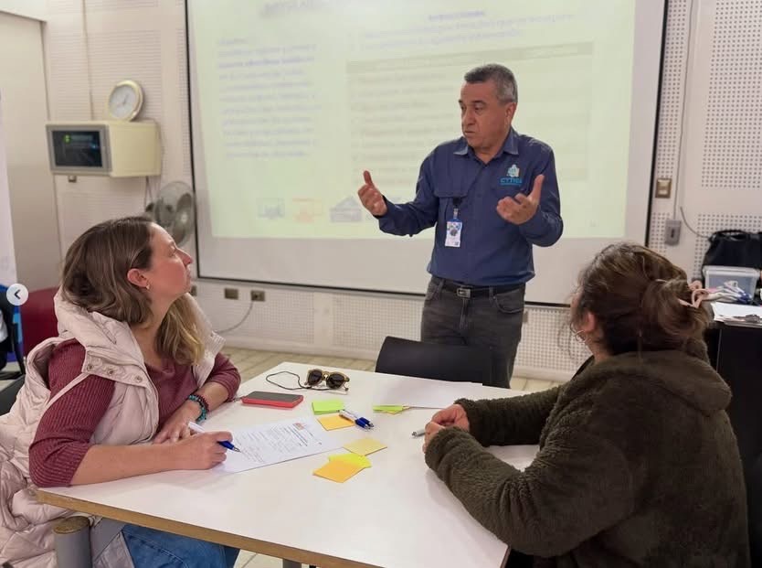 Profesional de CYTIES Investigación & Desarrollo expone sobre planificación turística sostenible en Taltal.