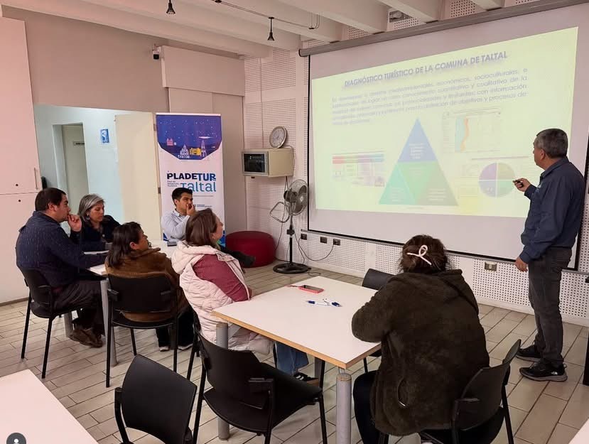 Expositor presenta diagnóstico turístico de la comuna durante el taller PLADETUR en el Centro Cultural de Taltal.