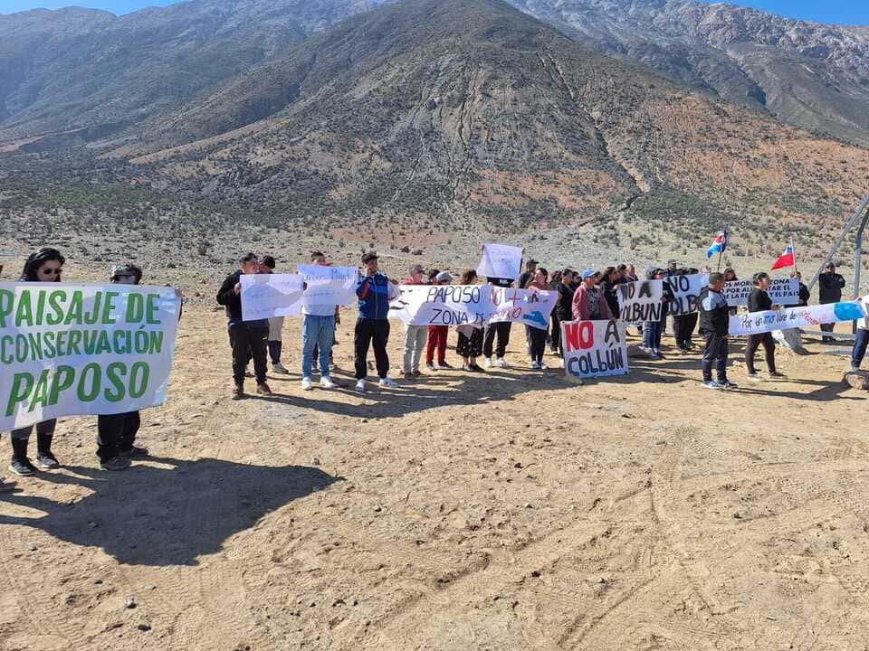 Estudiantes y vecinos de Taltal participando en la jornada de limpieza de playas 2025, organizada por la municipalidad junto a instituciones públicas y privadas.