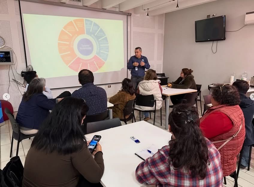 Charla preventiva por Fiestas Patrias en la Biblioteca Municipal de Taltal con Senda y Carabineros