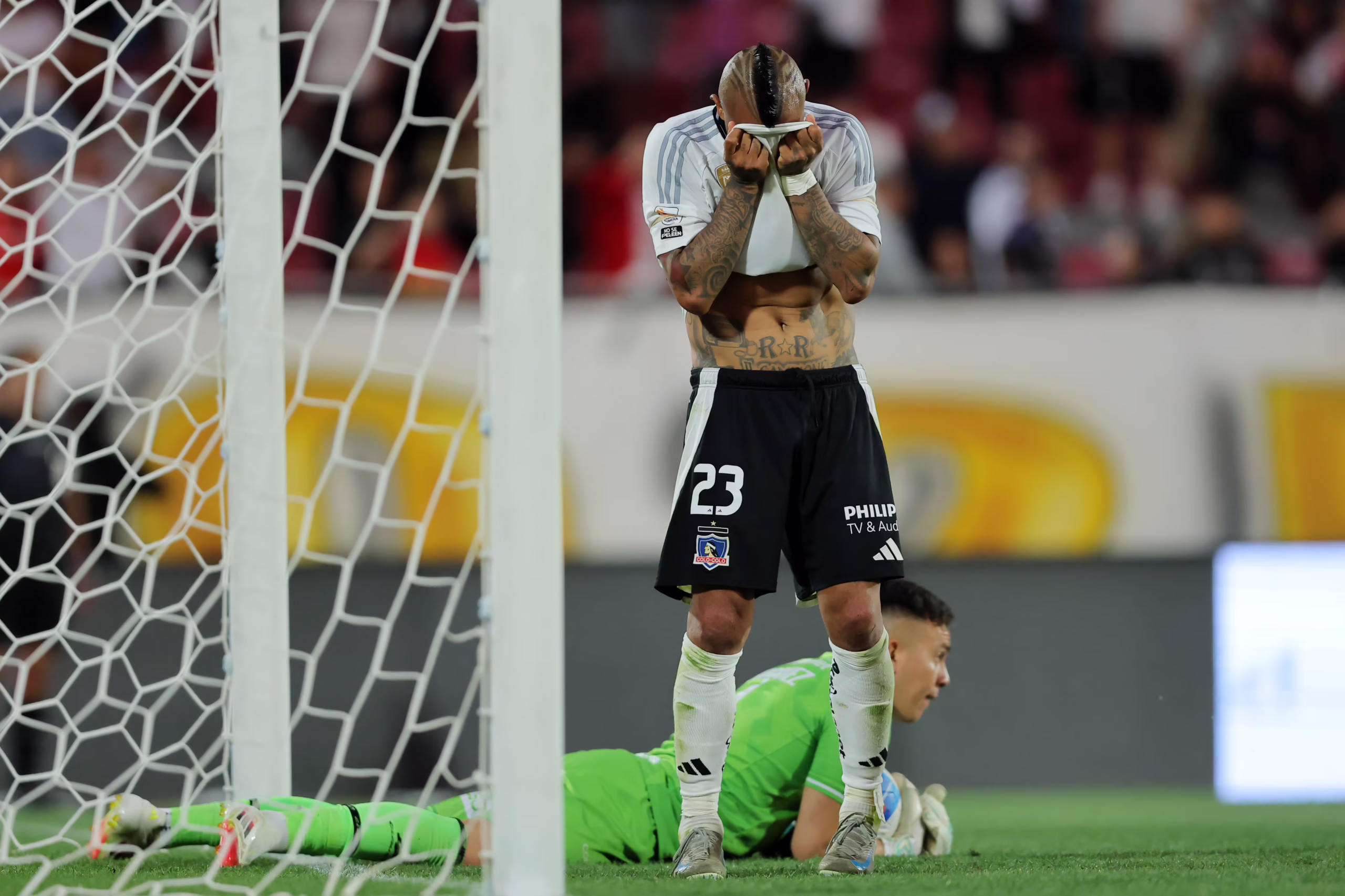 Charles Aránguiz celebra el gol del empate 2-2 ante Lanús por la semifinal de ida de la Copa Sudamericana en el Estadio Nacional.