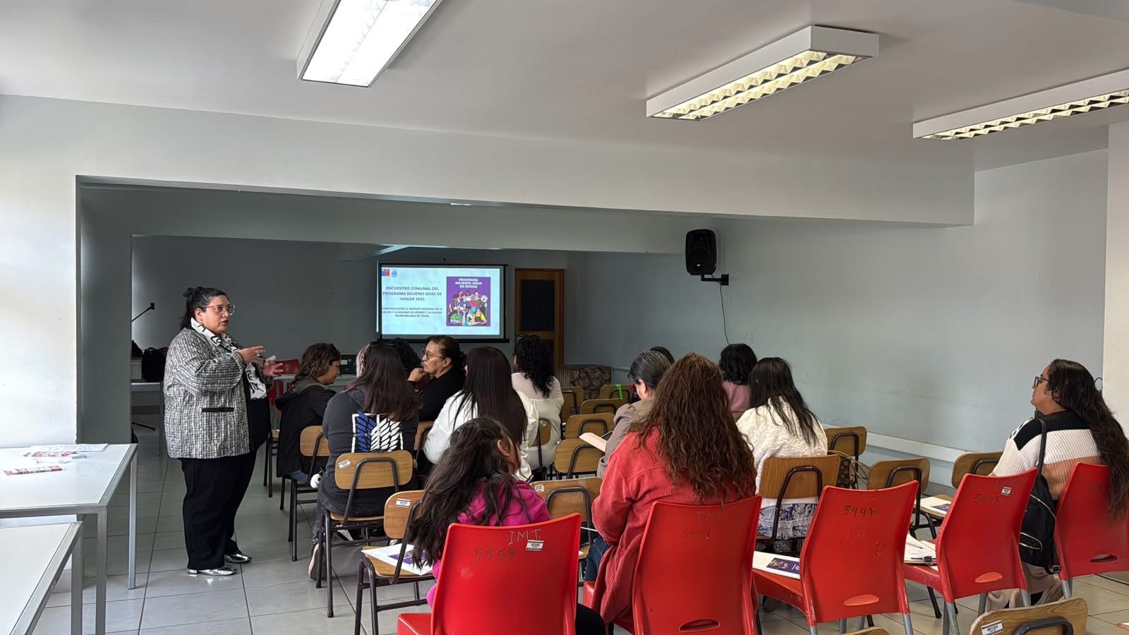 Expositora expone frente a las mujeres del Programa en el Centro Cultural de Taltal.