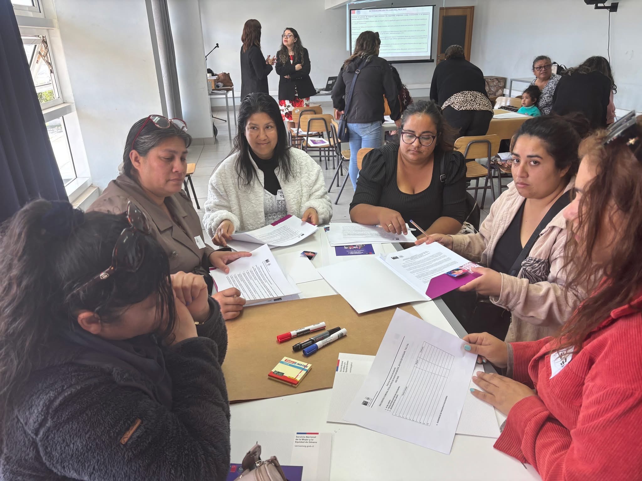 Trabajo en equipo durante actividad práctica del Programa Mujeres Jefas de Hogar en Taltal.