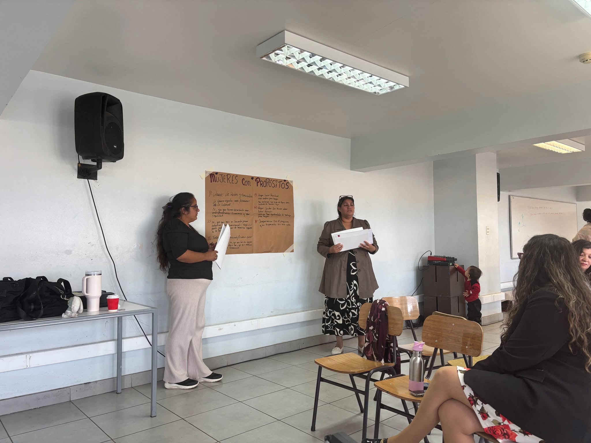 Relatora exponiendo al grupo durante jornada del Programa Mujeres Jefas de Hogar en Taltal.