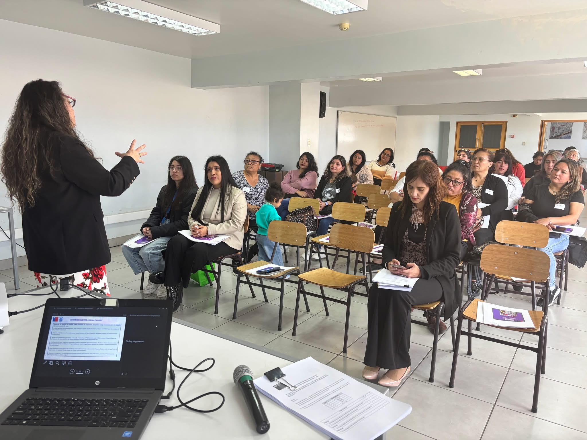 Vista general de asistentes en jornada del Programa Mujeres Jefas de Hogar en Taltal.