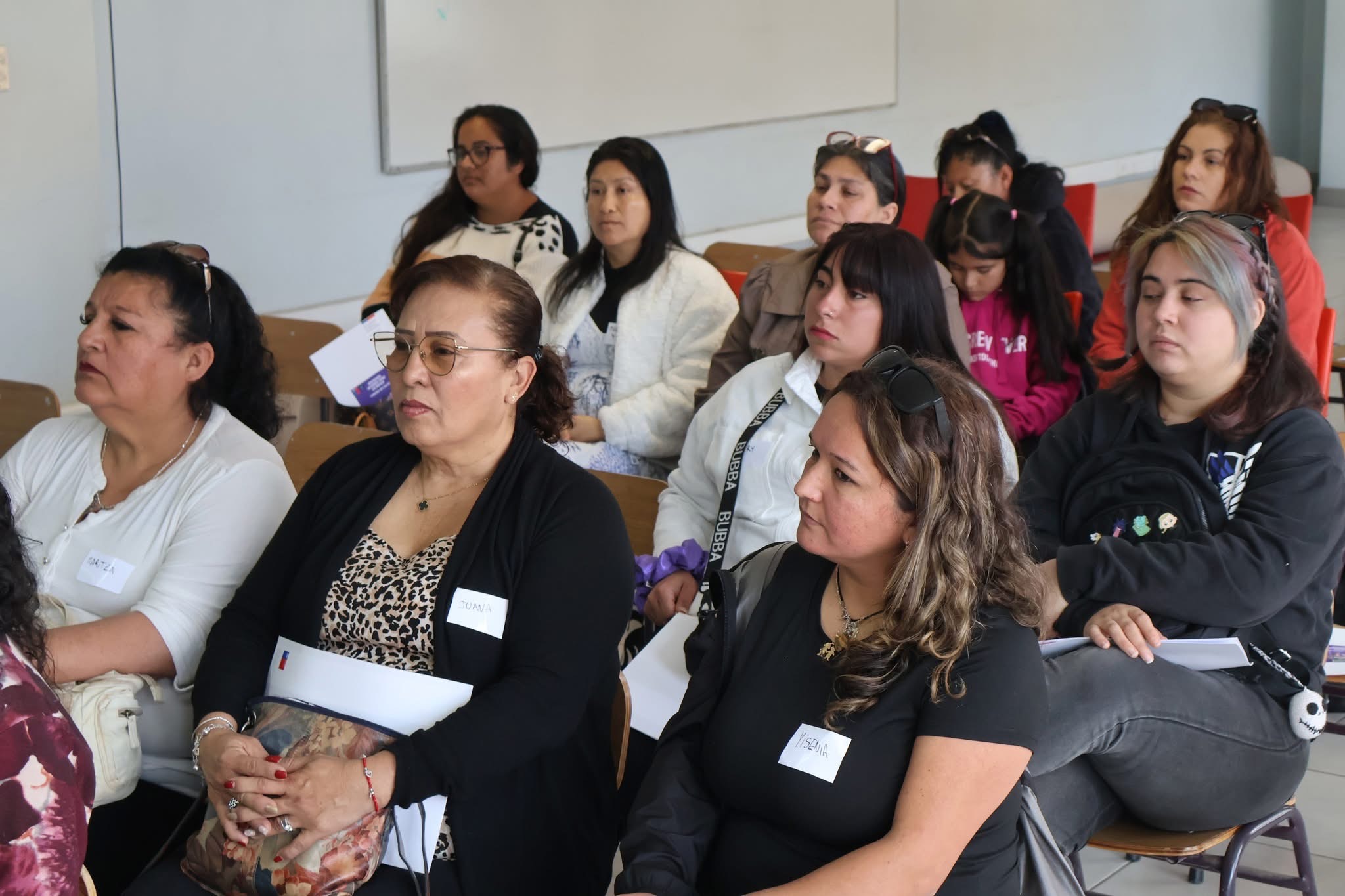 Primer plano de mujeres asistente en taller del Programa Mujeres Jefas de Hogar.
