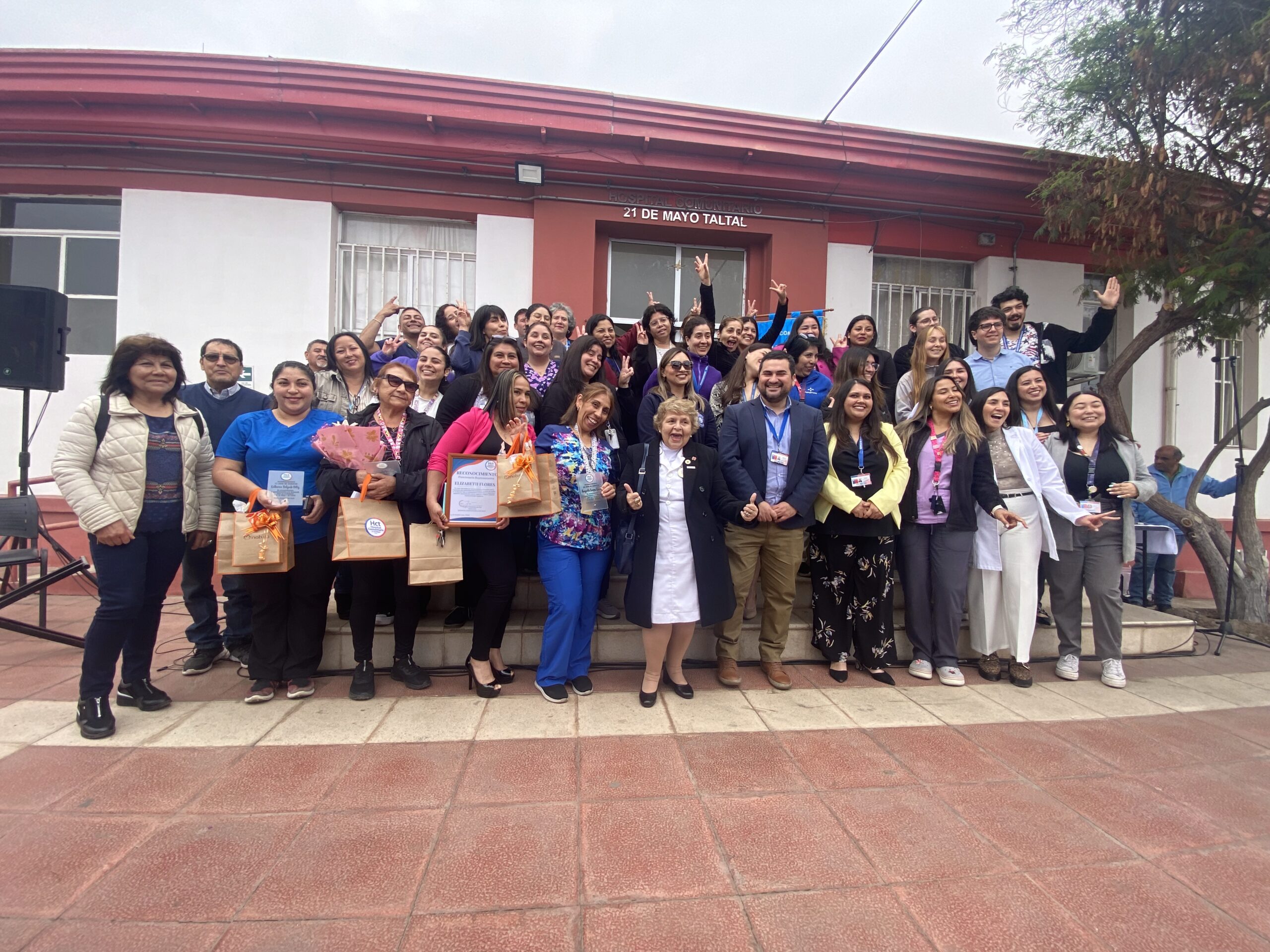 Estudiantes y vecinos de Taltal participando en la jornada de limpieza de playas 2025, organizada por la municipalidad junto a instituciones públicas y privadas.