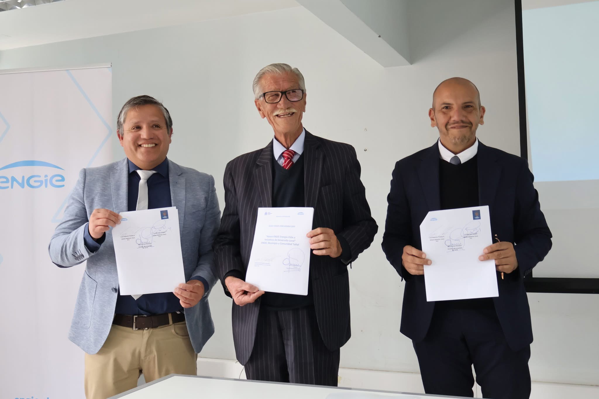 Alcalde y representantes de ENGIE Chile muestran lo documentos firmados del convenio de colaboración en Taltal.