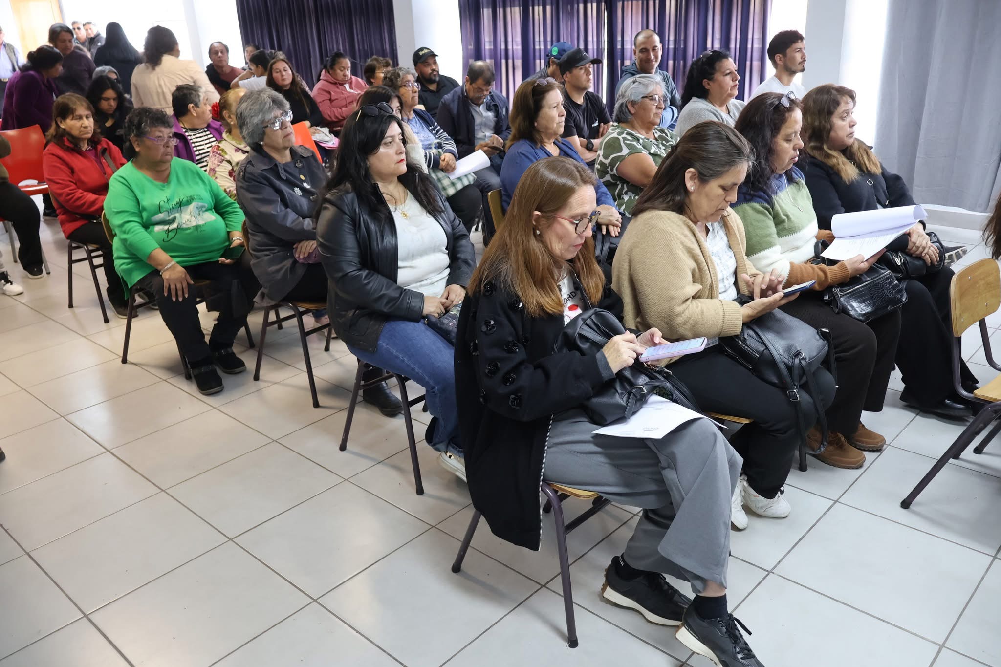 Vecinos y vecinas de Taltal asisten al acto de firma del convenio entre ENGIE Chile y la Municipalidad.