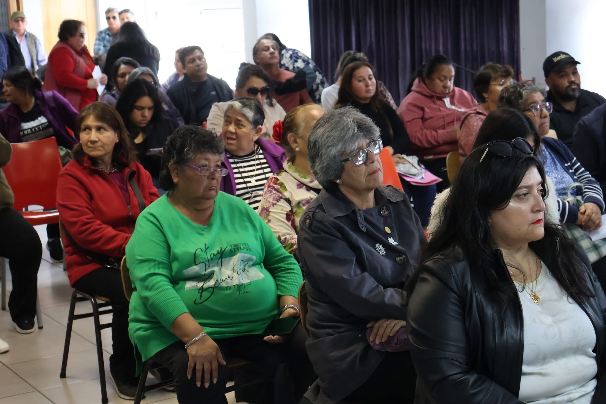 Comunidad taltalina reunida en el Centro Cultural durante la ceremonia de colaboración con ENGIE.
