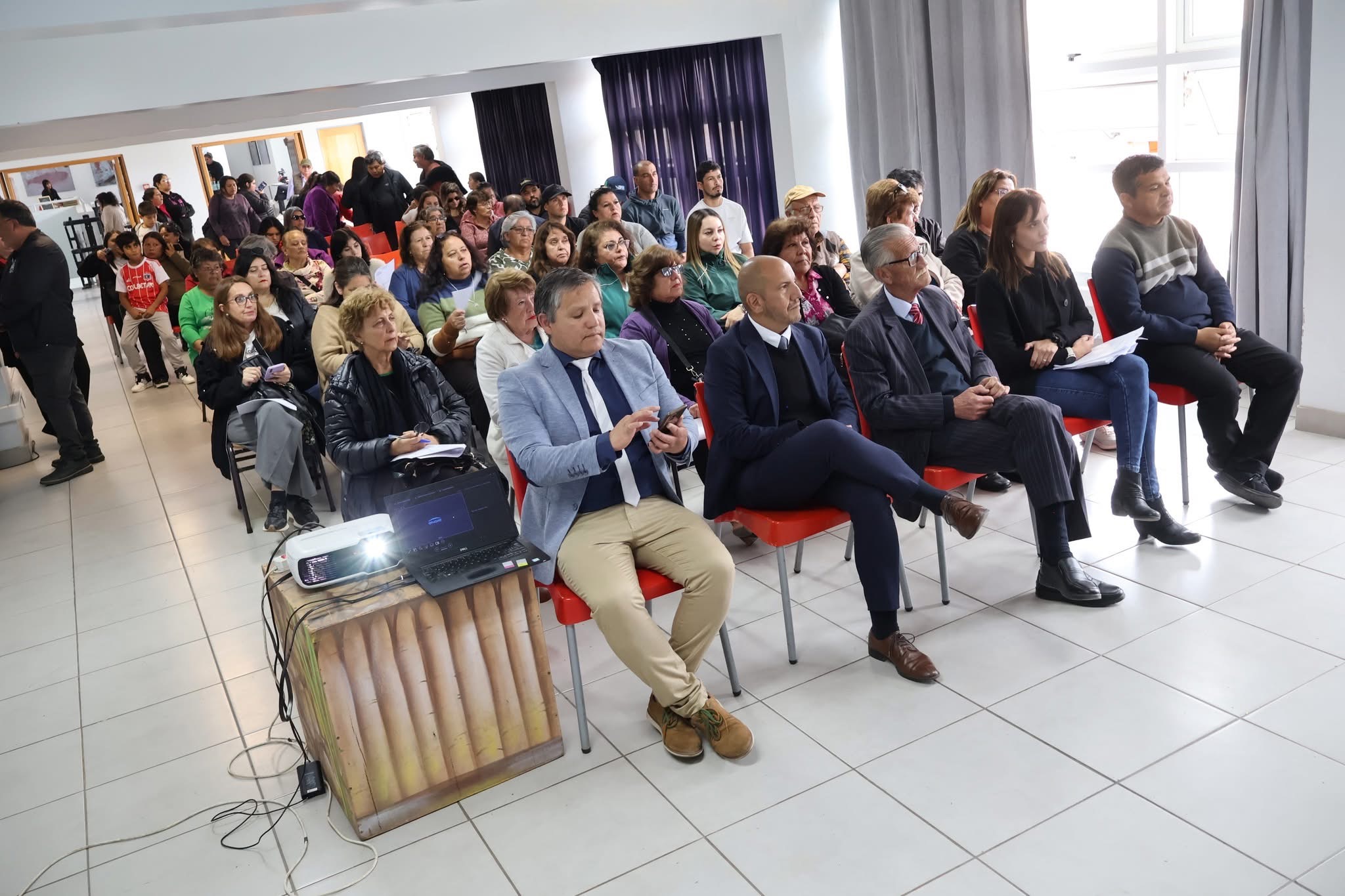 Vista general de los asistentes durante el evento oficial de firma de convenio en Taltal.