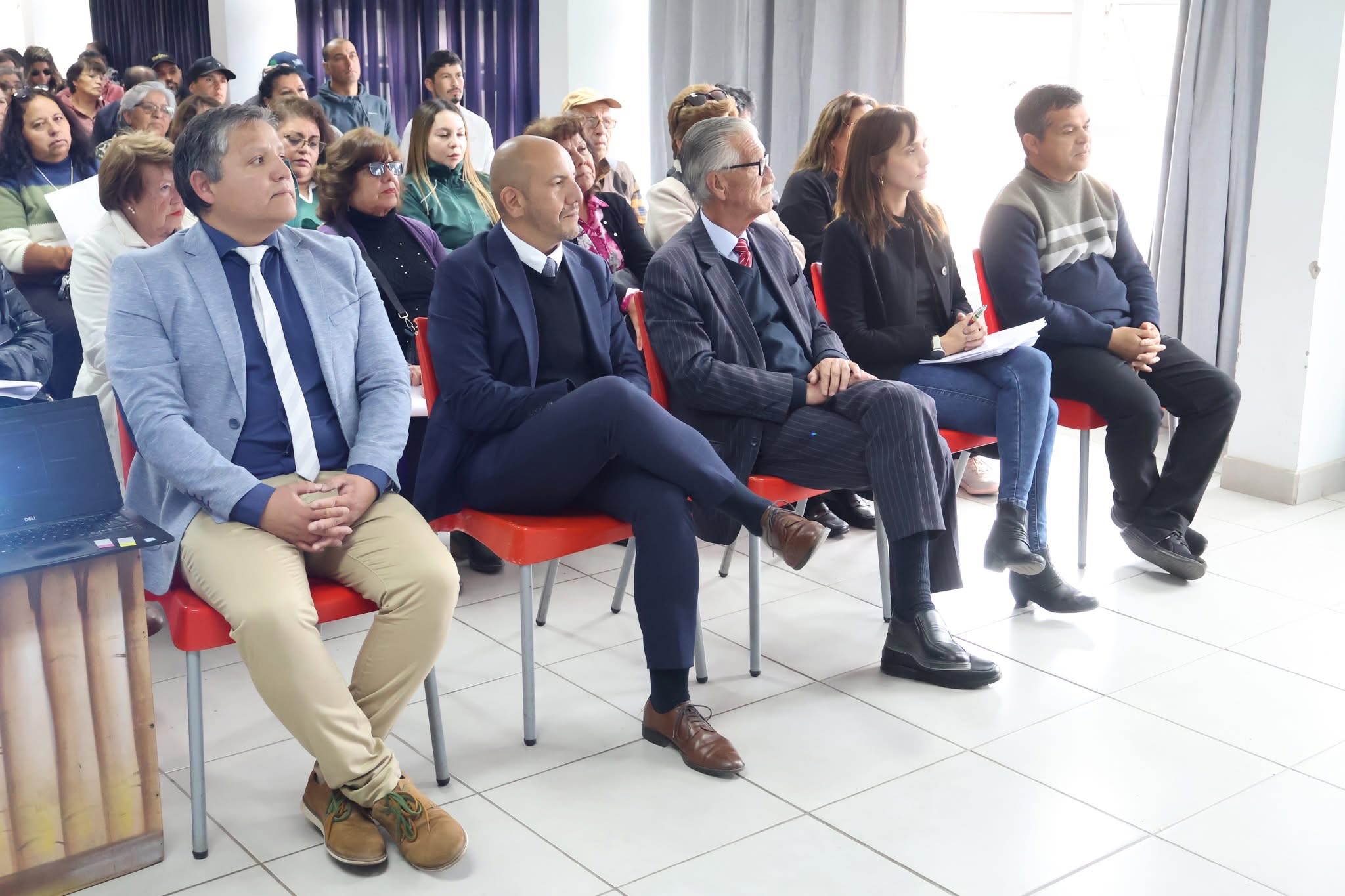 Representante de ENGIE Chile, autoridades municipales y vecinos participan en la ceremonia de colaboración energética.