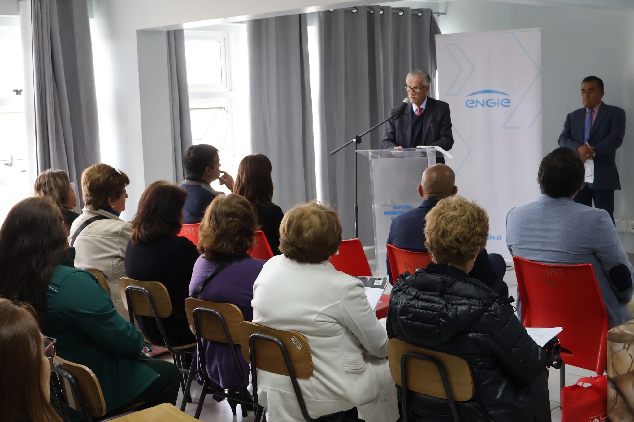 El alcalde de Taltal, Mario Acuña ofrece un discurso durante la firma del convenio con ENGIE Chile.