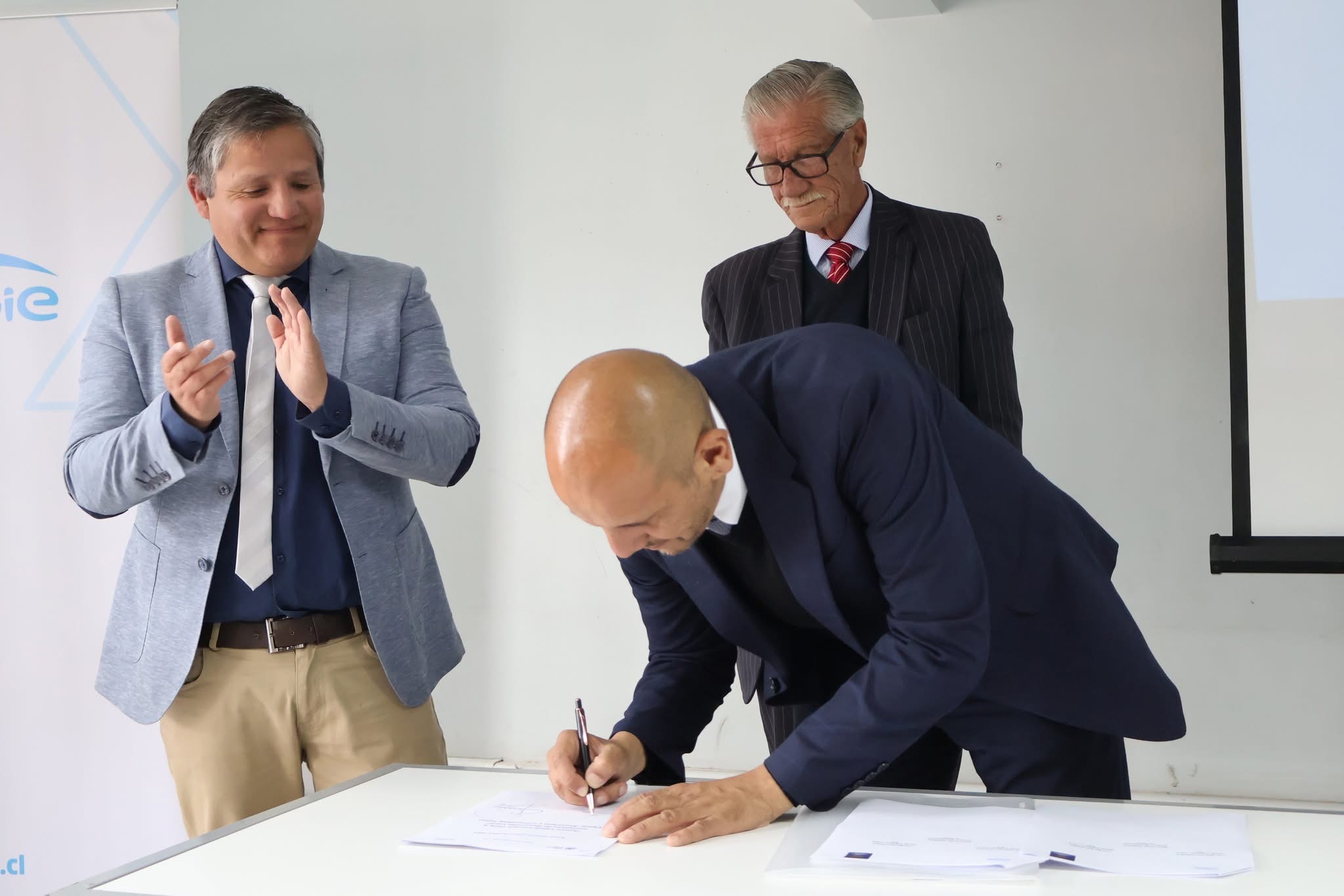 Ejecutivo de ENGIE Chile firma el convenio de colaboración junto al alcalde de Taltal.