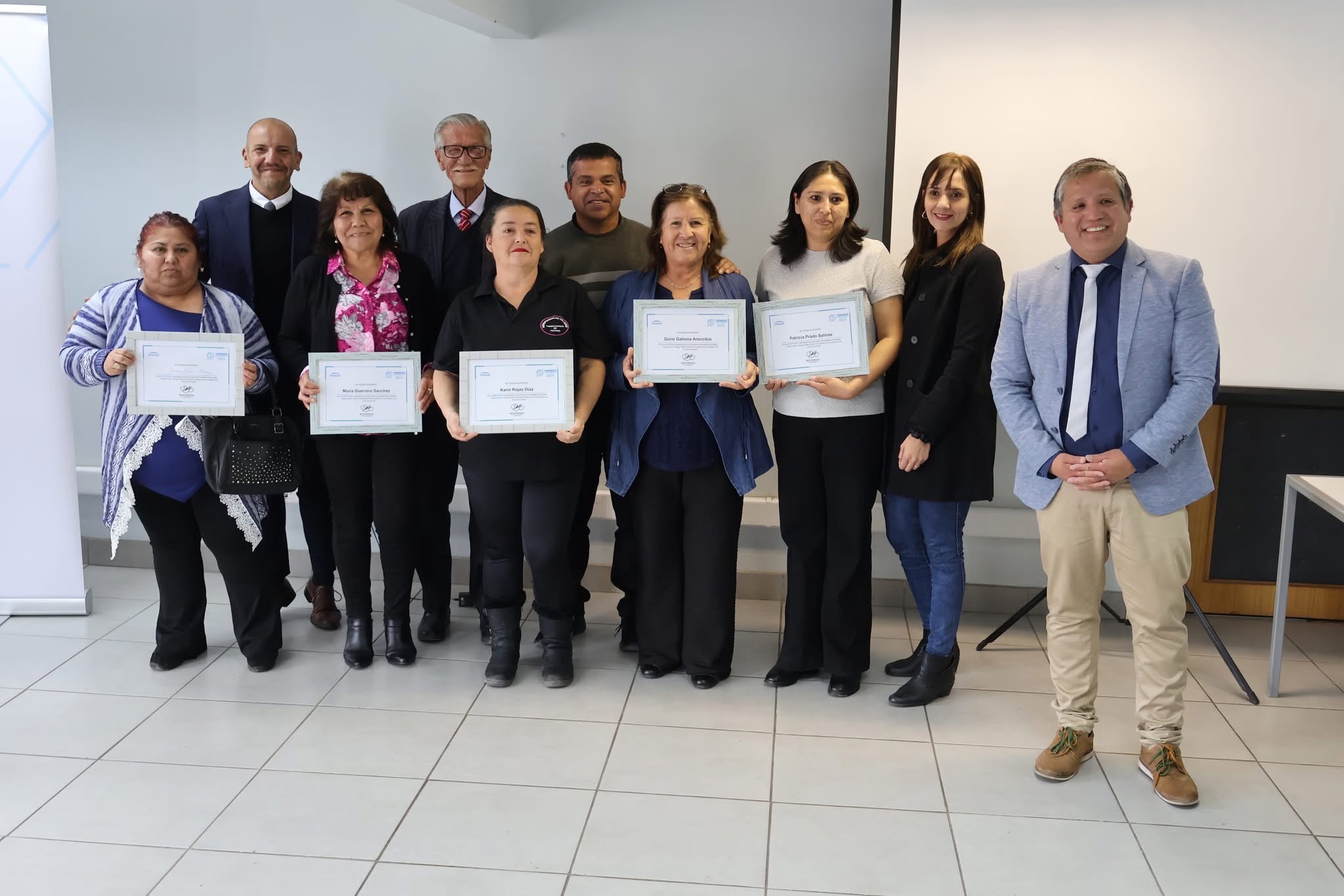 Autoridades municipales y representantes de ENGIE Chile junto a beneficiarios del programa "Energía para Emprendedores Taltal 2025".