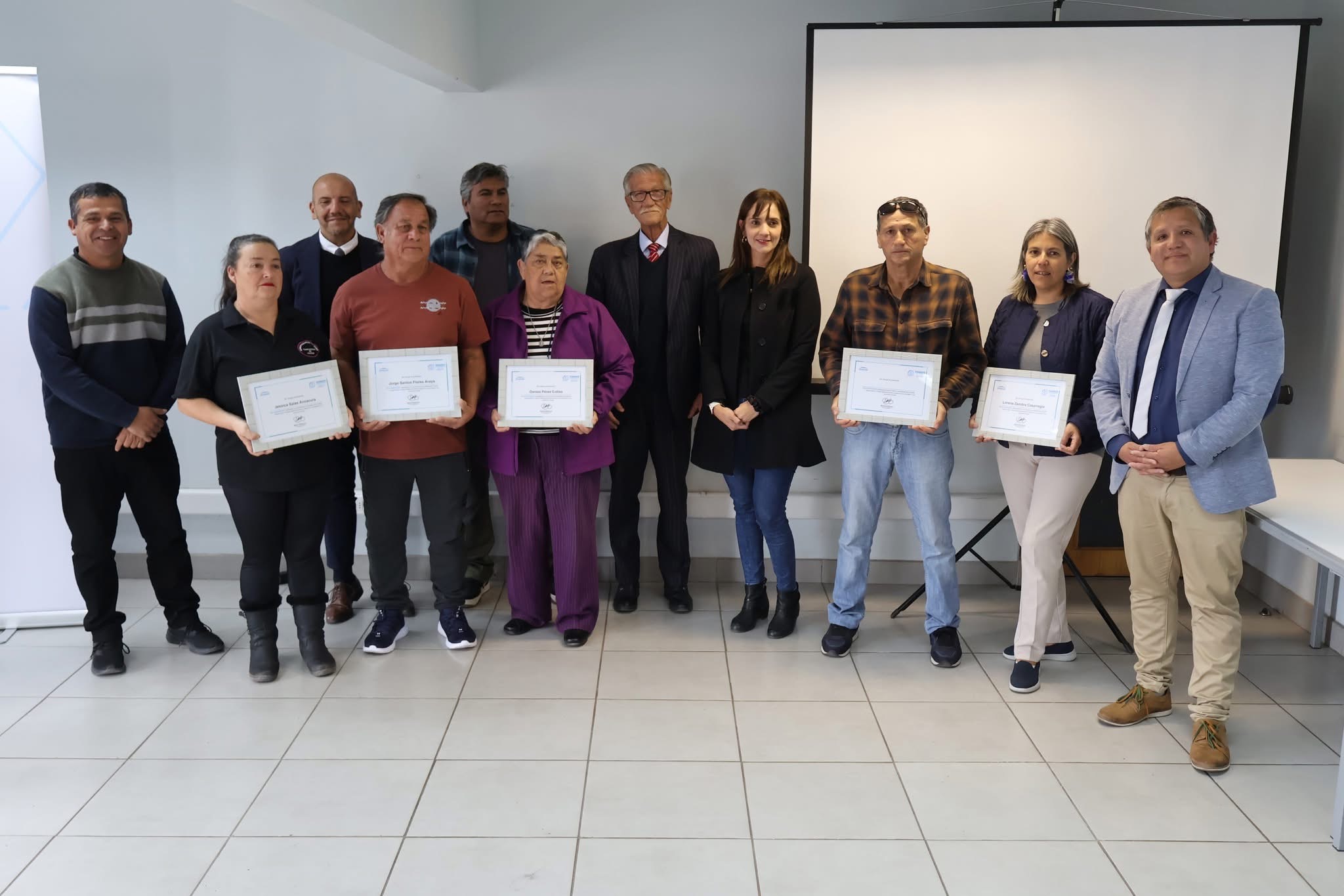 Emprendedores locales reciben certificados por su participación en el programa impulsado por ENGIE y la Municipalidad de Taltal.