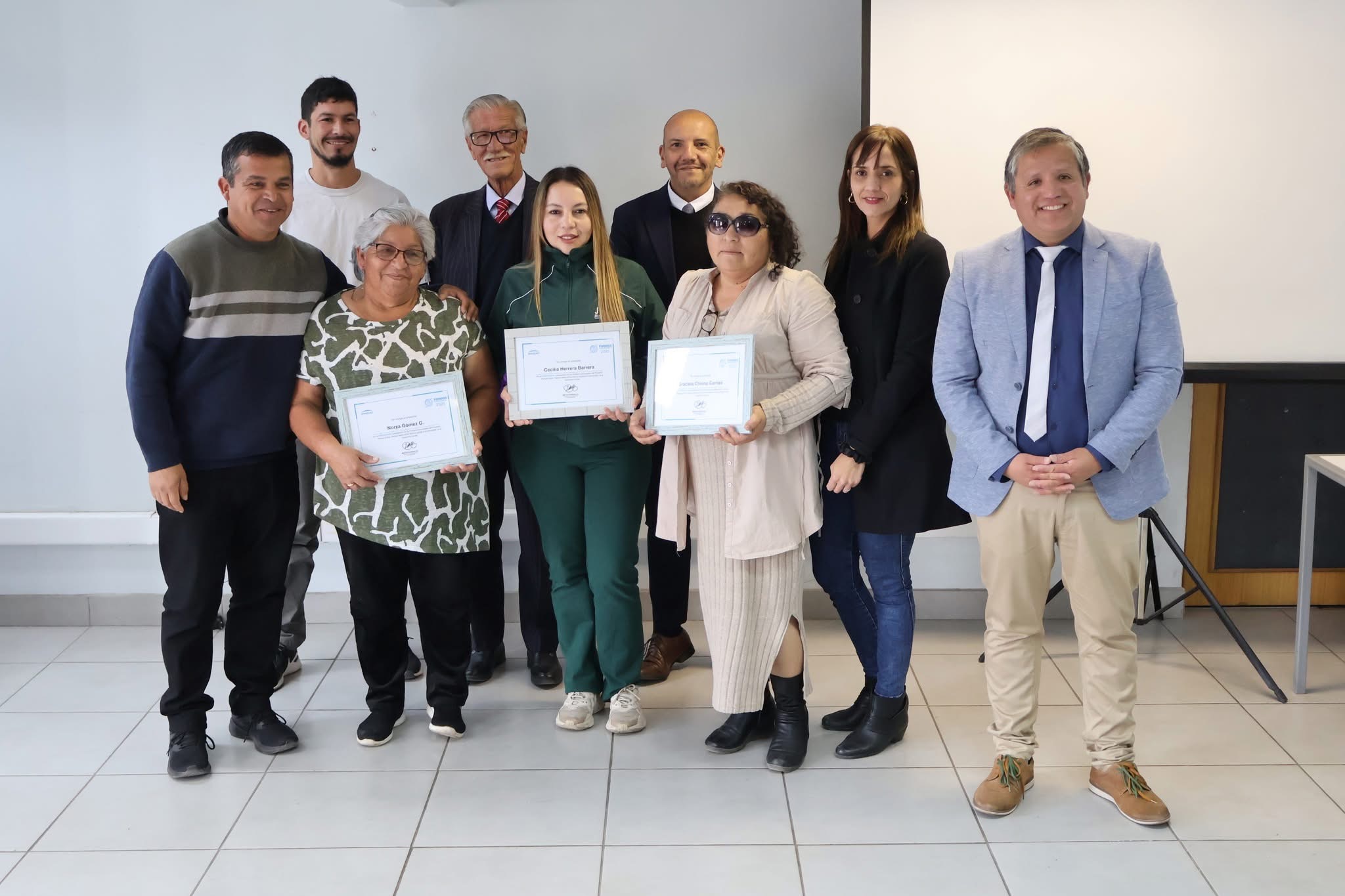 Participantes del programa "Energia para Emprendedores" posan junto a las autoridades tras recibir su reconocimiento.