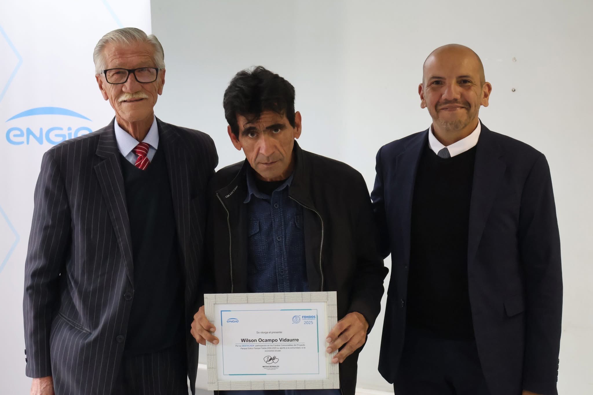 Beneficiario Wilson Ocampo junto a representantes de ENGIE Chile durante la entrega de certificados en Taltal.