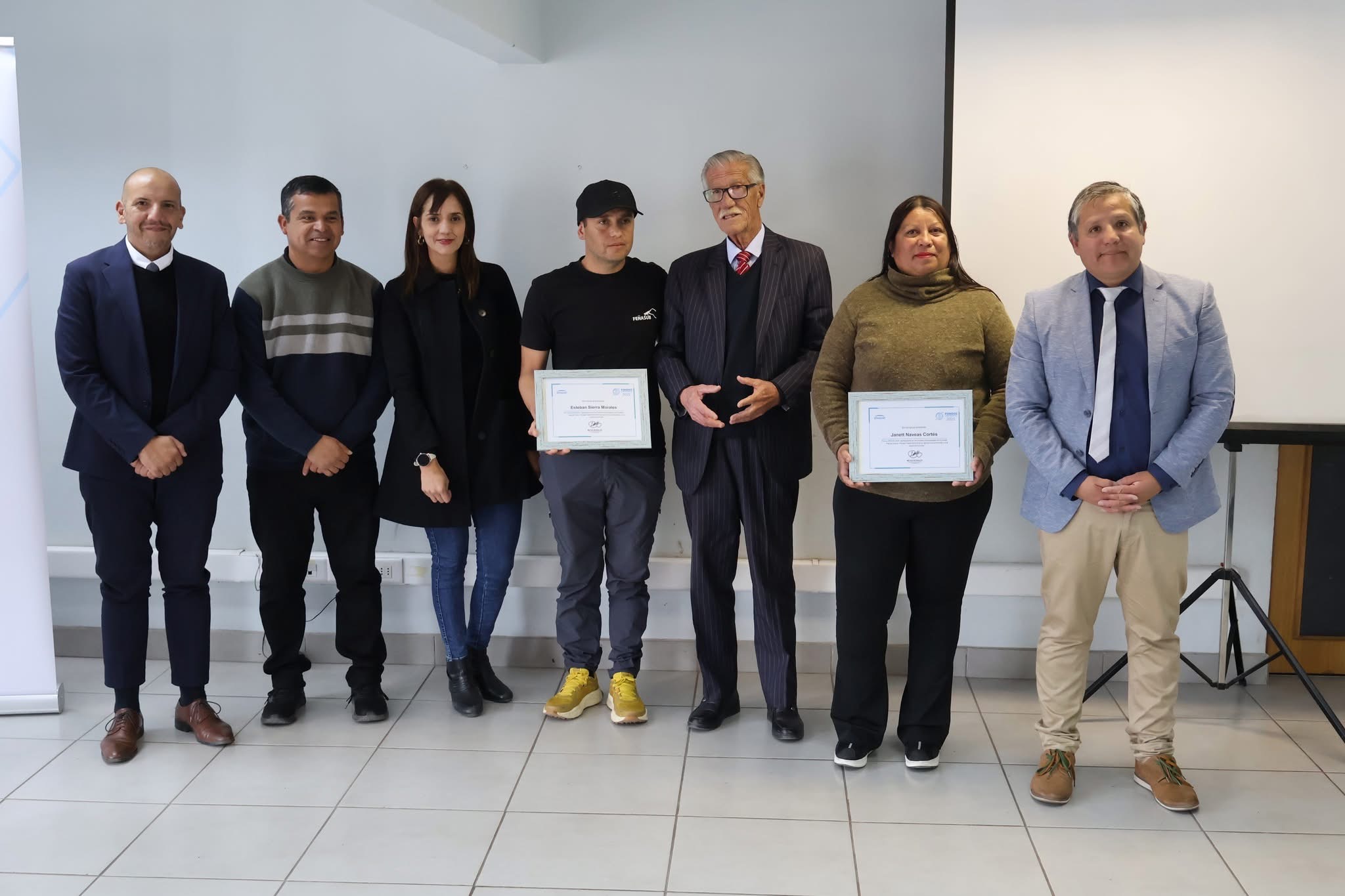 Entrega de certificados a emprendedores locales en el marco del convenio de colaboración energética en Taltal.