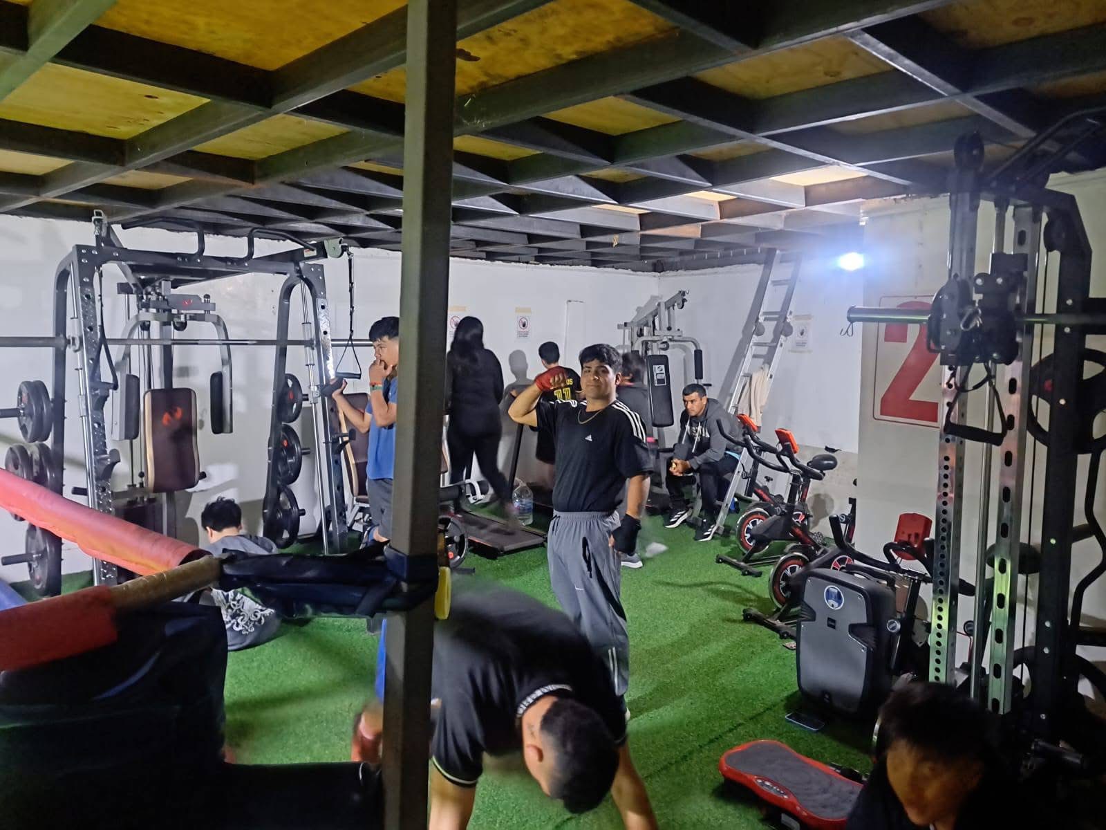 Estudiantes y vecinos de Taltal participando en la jornada de limpieza de playas 2025, organizada por la municipalidad junto a instituciones públicas y privadas.