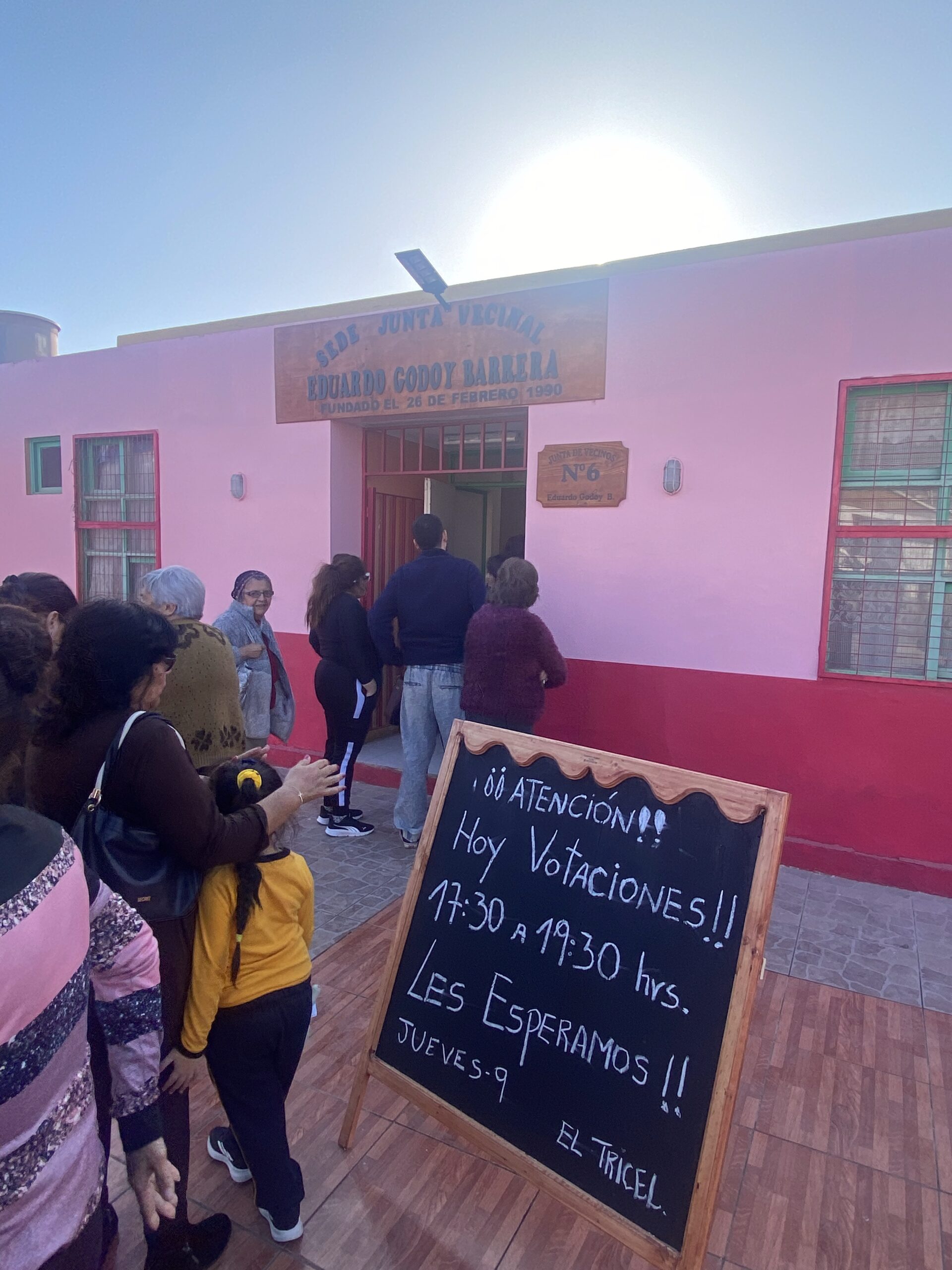 Vecinos hacindo fila para cumplir su deber cívico en la sede de la junta de vecinos Población Eduardo Vigil, Taltal.