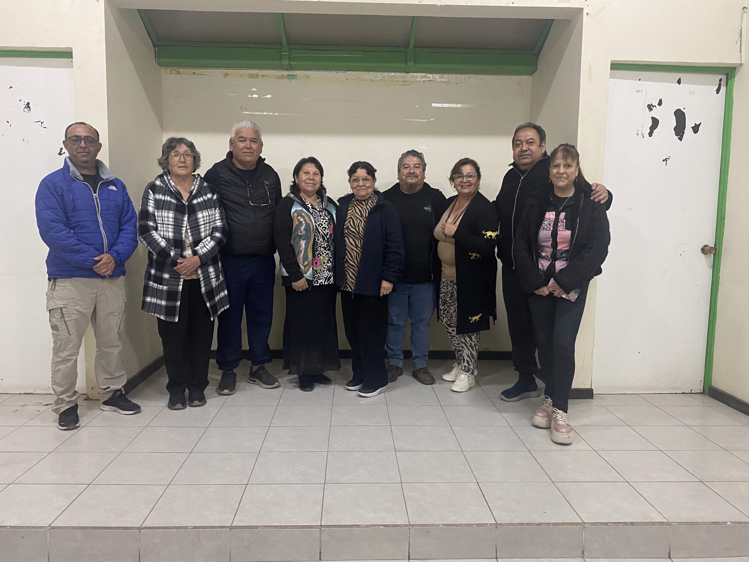 Estudiantes y vecinos de Taltal participando en la jornada de limpieza de playas 2025, organizada por la municipalidad junto a instituciones públicas y privadas.