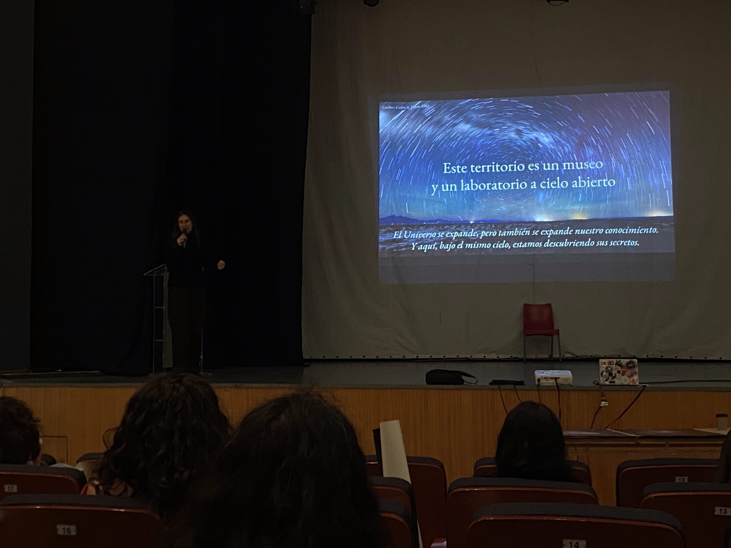 La astrónoma chilena Bernardita Reid durante la charla “Descubriendo el Universo desde el Desierto de Atacama”, realizada en el Centro Cultural de Taltal junto a estudiantes de la Academia de Astronomía del Liceo Juan Cortés-Monroy Cortés.