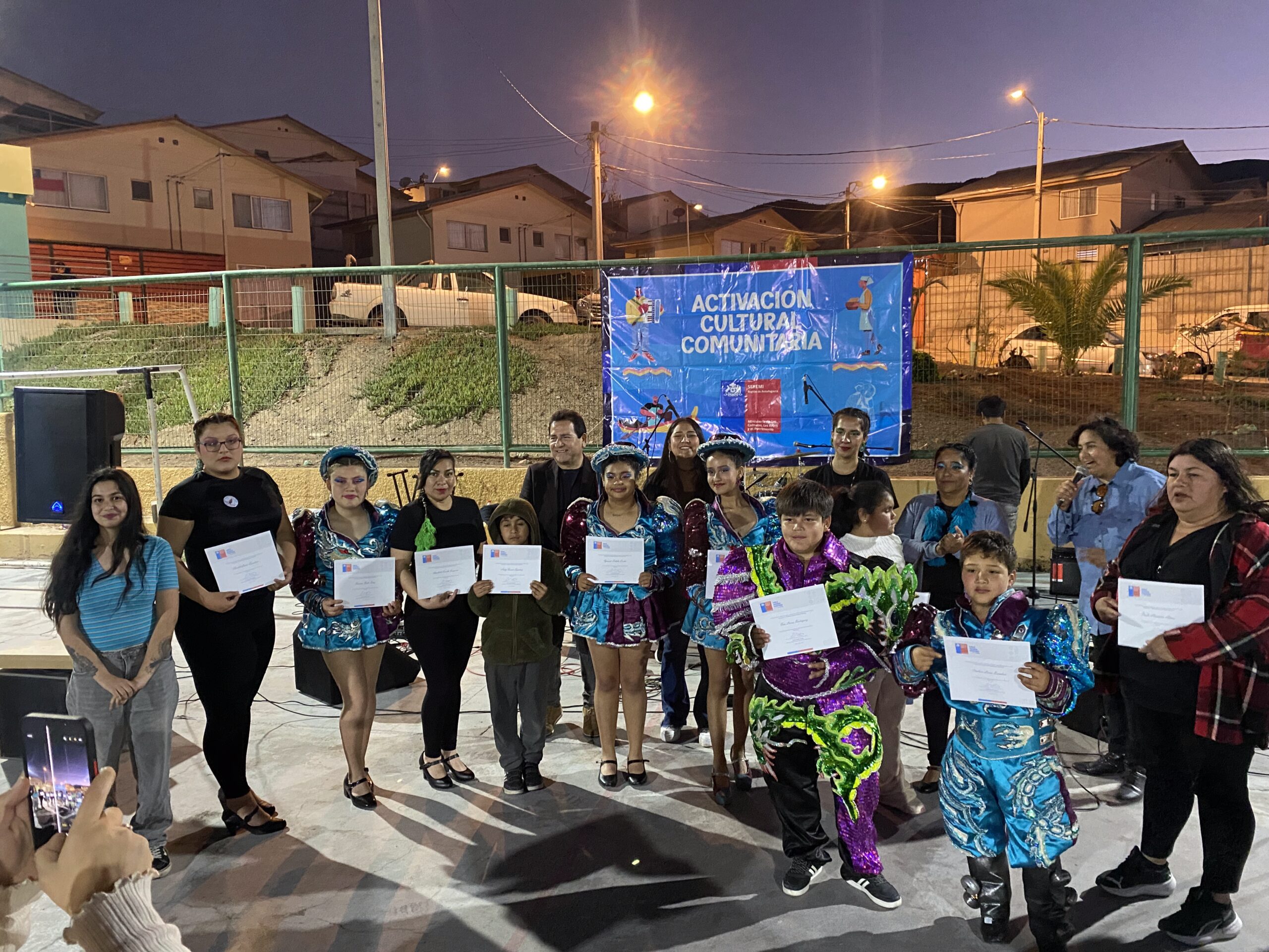 IMG_4955 Vecinos y niños observan a los perritos en adopción junto al equipo de la Oficina de Bienestar Animal durante la jornada en la Plaza Prat de Taltal.