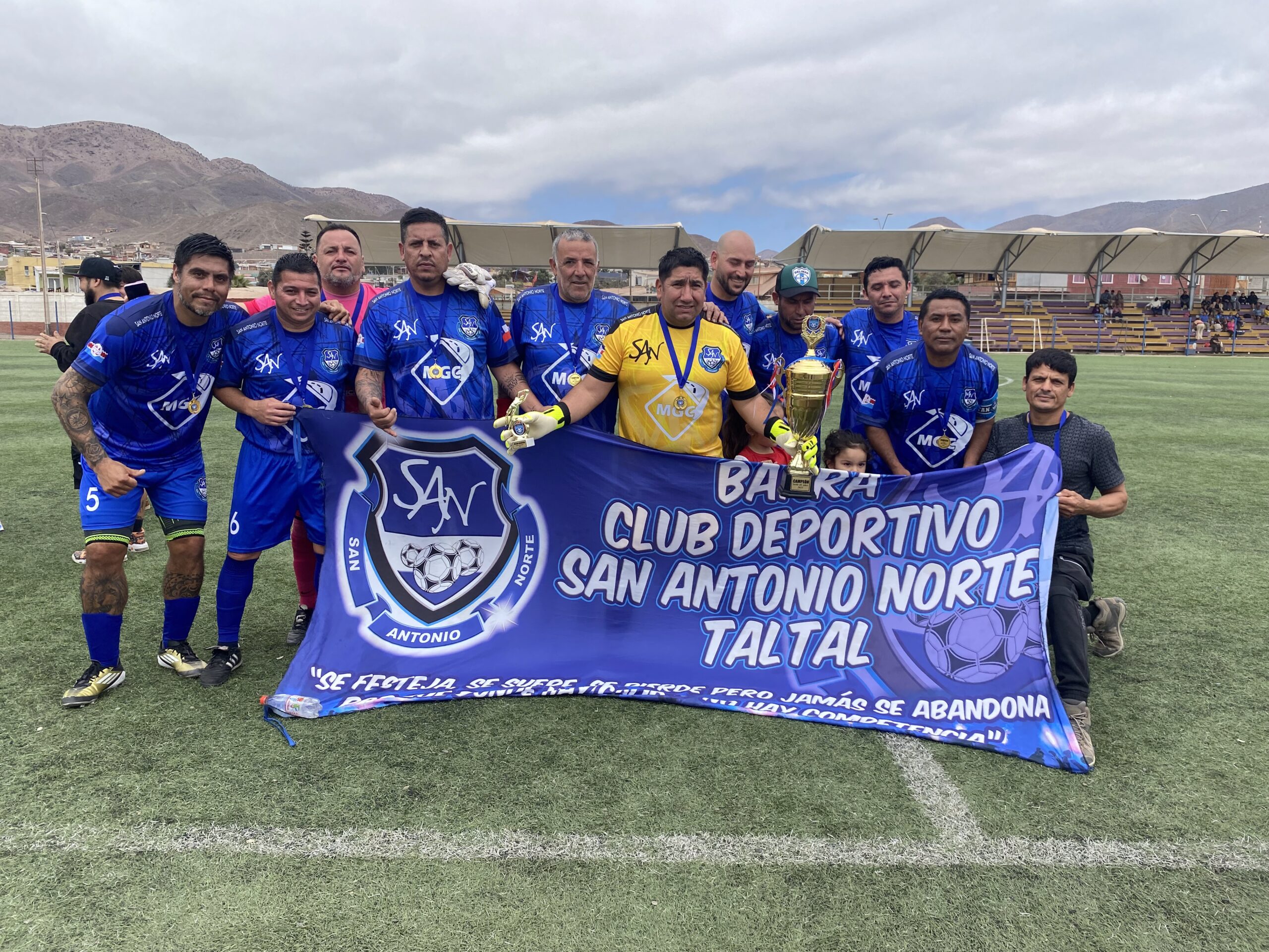 Vecinos y niños observan a los perritos en adopción junto al equipo de la Oficina de Bienestar Animal durante la jornada en la Plaza Prat de Taltal.