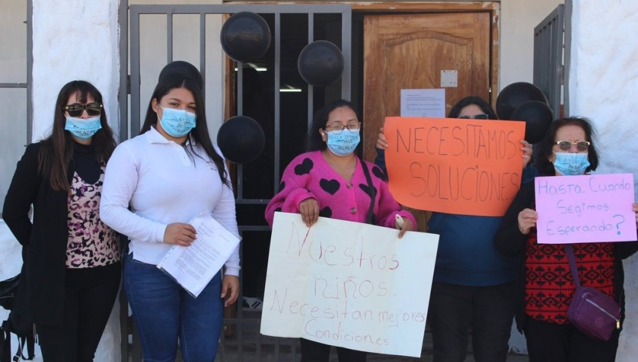 Estudiantes y vecinos de Taltal participando en la jornada de limpieza de playas 2025, organizada por la municipalidad junto a instituciones públicas y privadas.