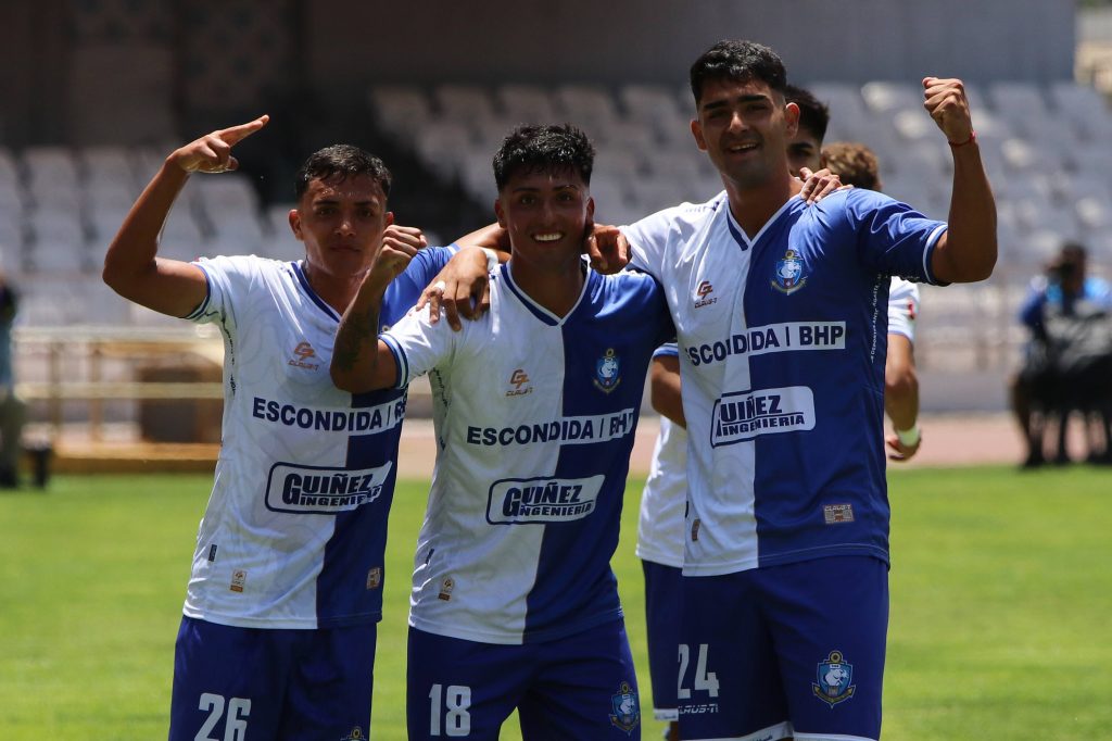 Lucas Assadi a punto de marcar su gol con la camiseta de Universidad de Chile en la victoria 2–1 sobre Alianza Lima por la Copa Sudamericana 2025 en Coquimbo.