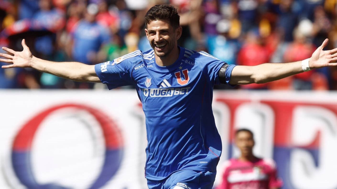 Lucas Assadi a punto de marcar su gol con la camiseta de Universidad de Chile en la victoria 2–1 sobre Alianza Lima por la Copa Sudamericana 2025 en Coquimbo.