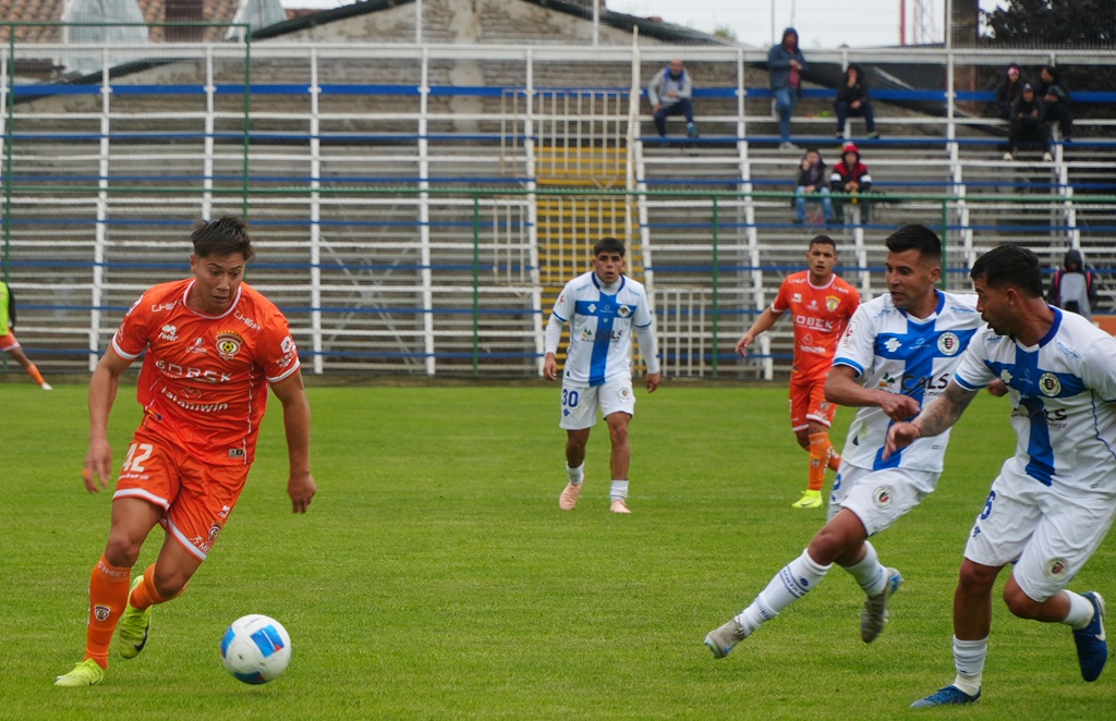 Jugadores de Cobreloa celebran el triunfo, mientras los jugadores de Recoleta se lamentan por los errores defensivos.